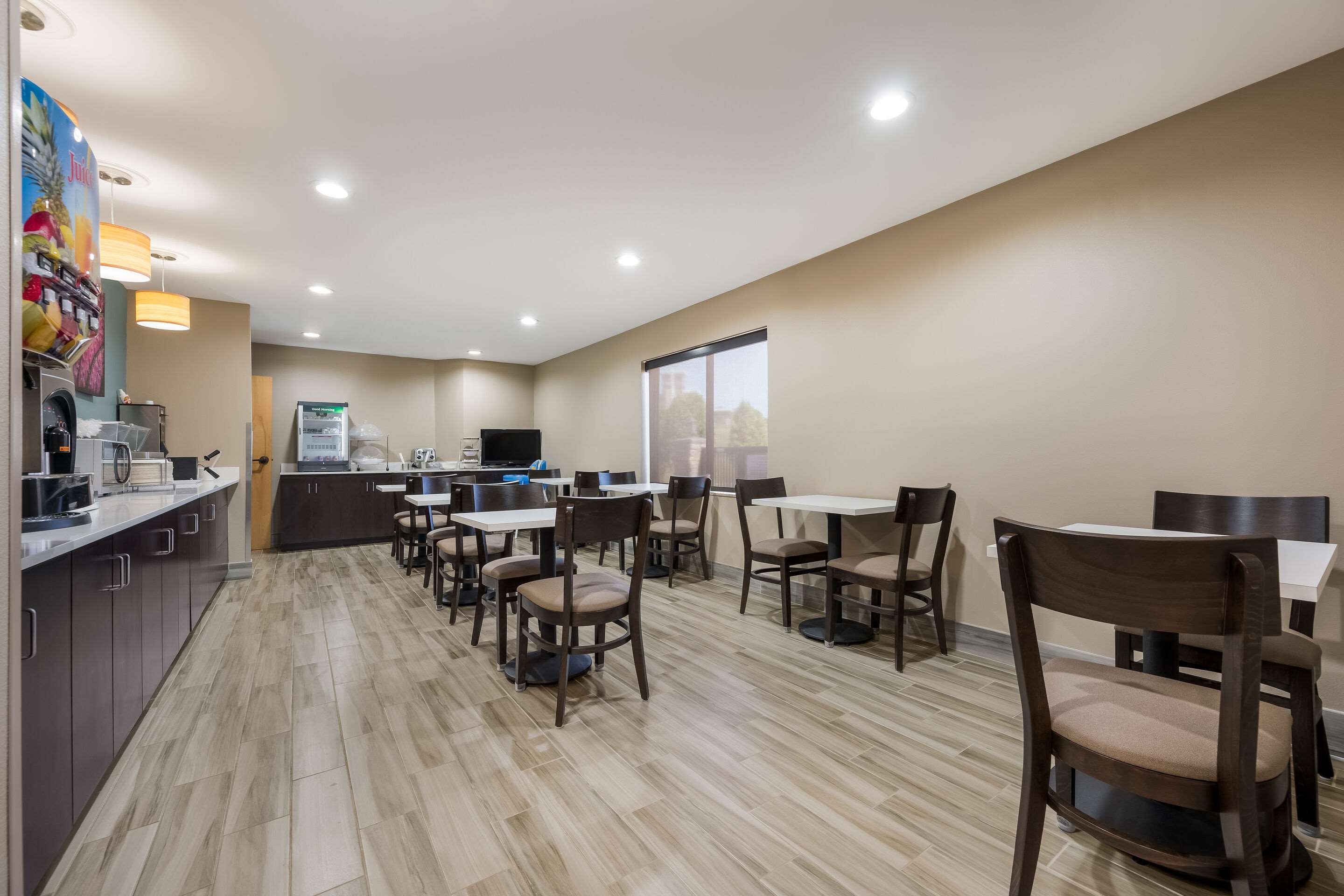 Enjoy breakfast in this seating area | Sleep Inn & Suites Cullman I-65 exit 310