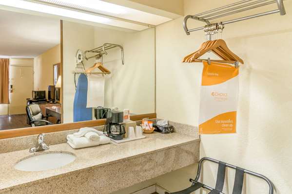  - Econo Lodge Andalusia