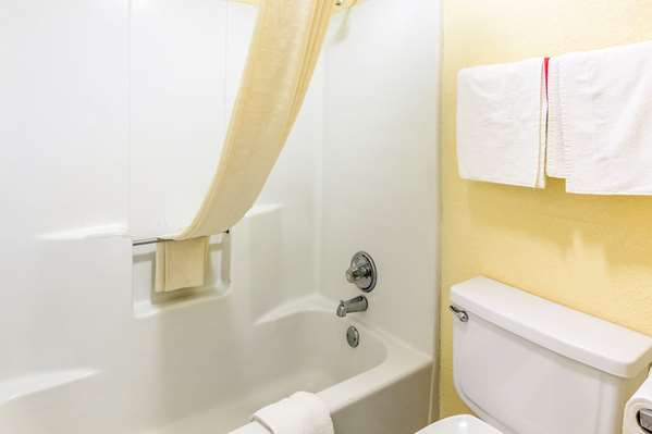  - Econo Lodge Andalusia