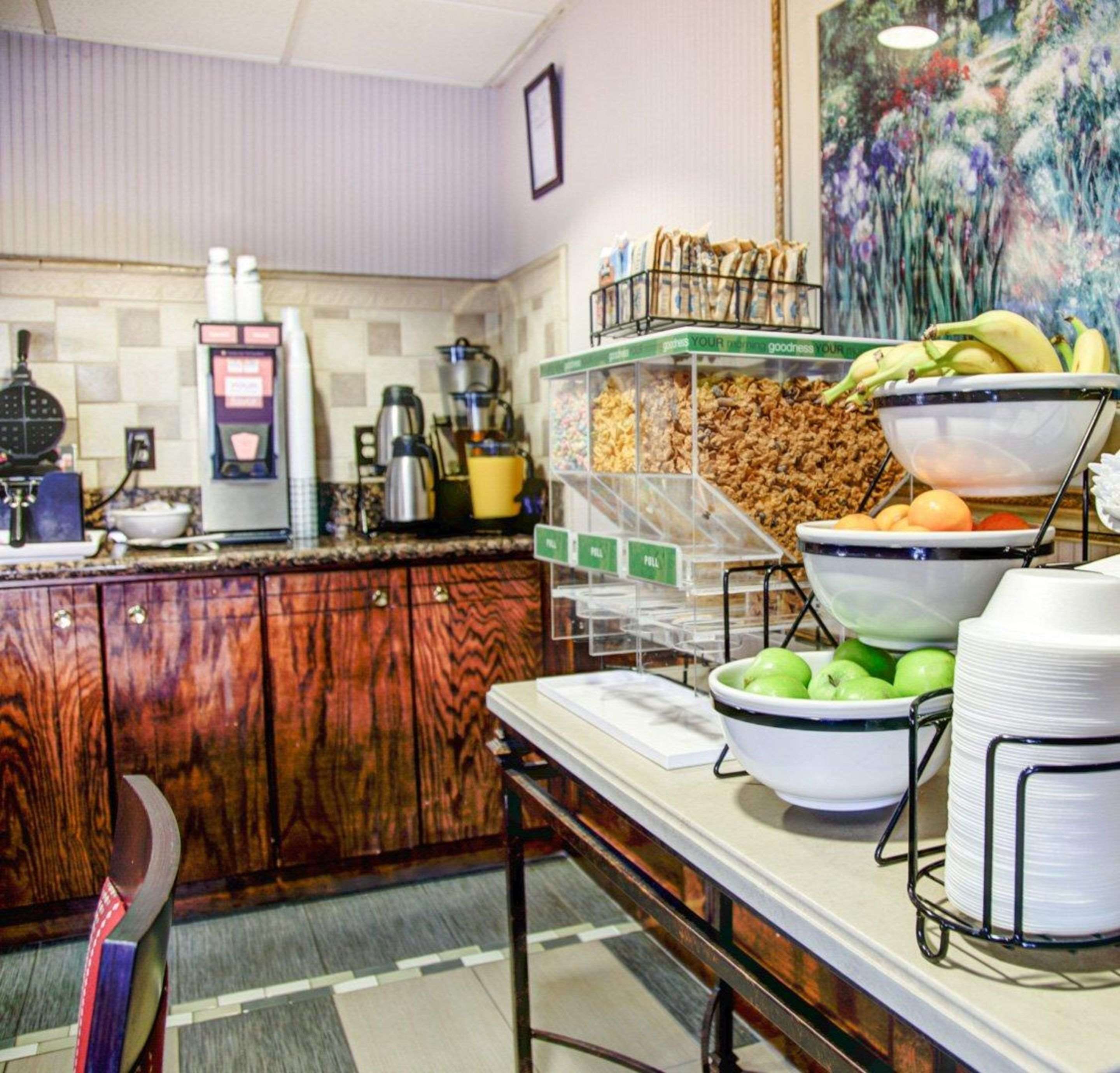 Breakfast bar | Comfort Inn Bessemer Birmingham South