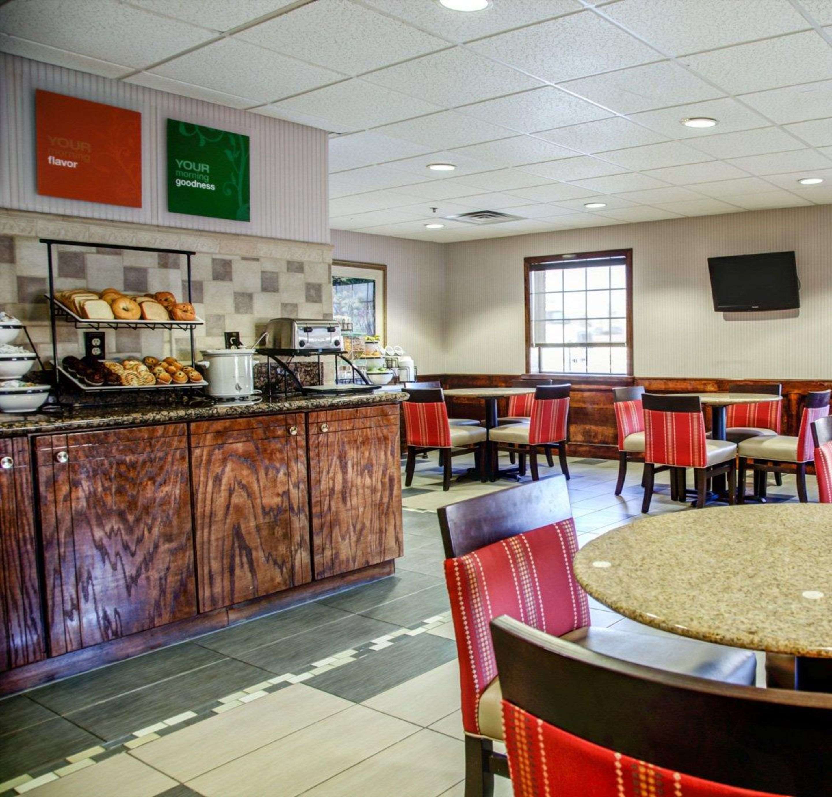 Breakfast area | Comfort Inn Bessemer Birmingham South