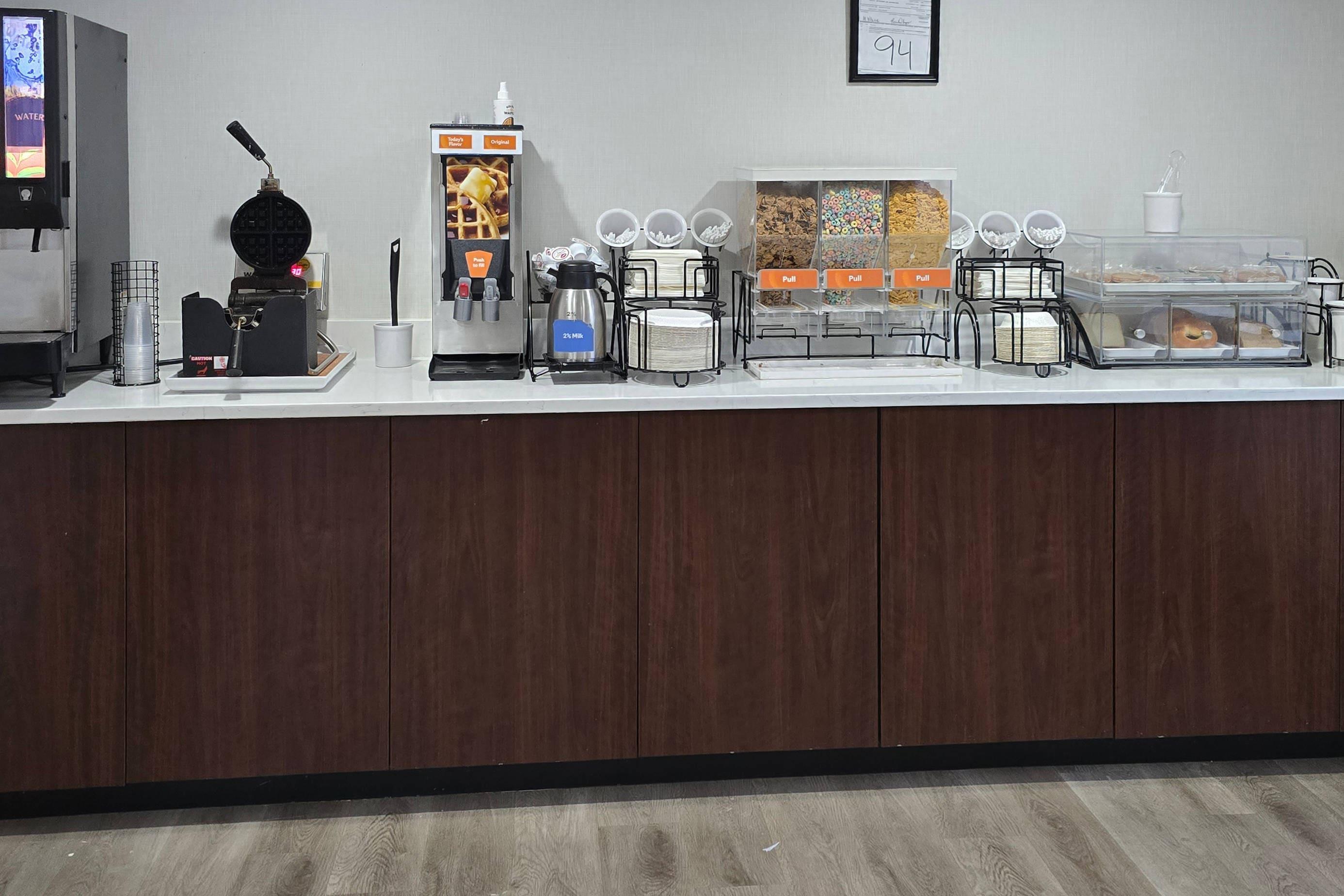 Breakfast area | Comfort Inn Bessemer Birmingham South