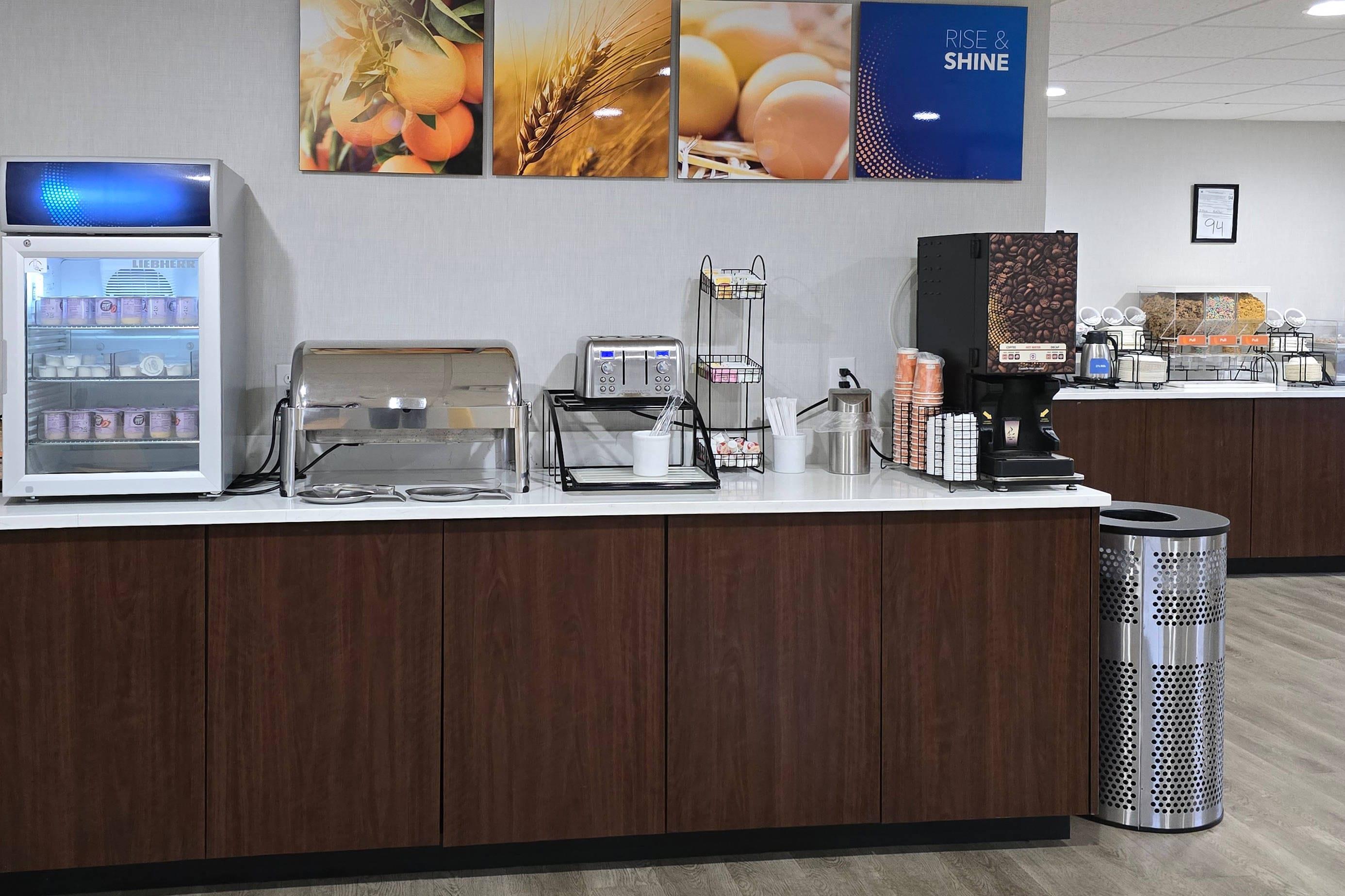 Breakfast area | Comfort Inn Bessemer Birmingham South