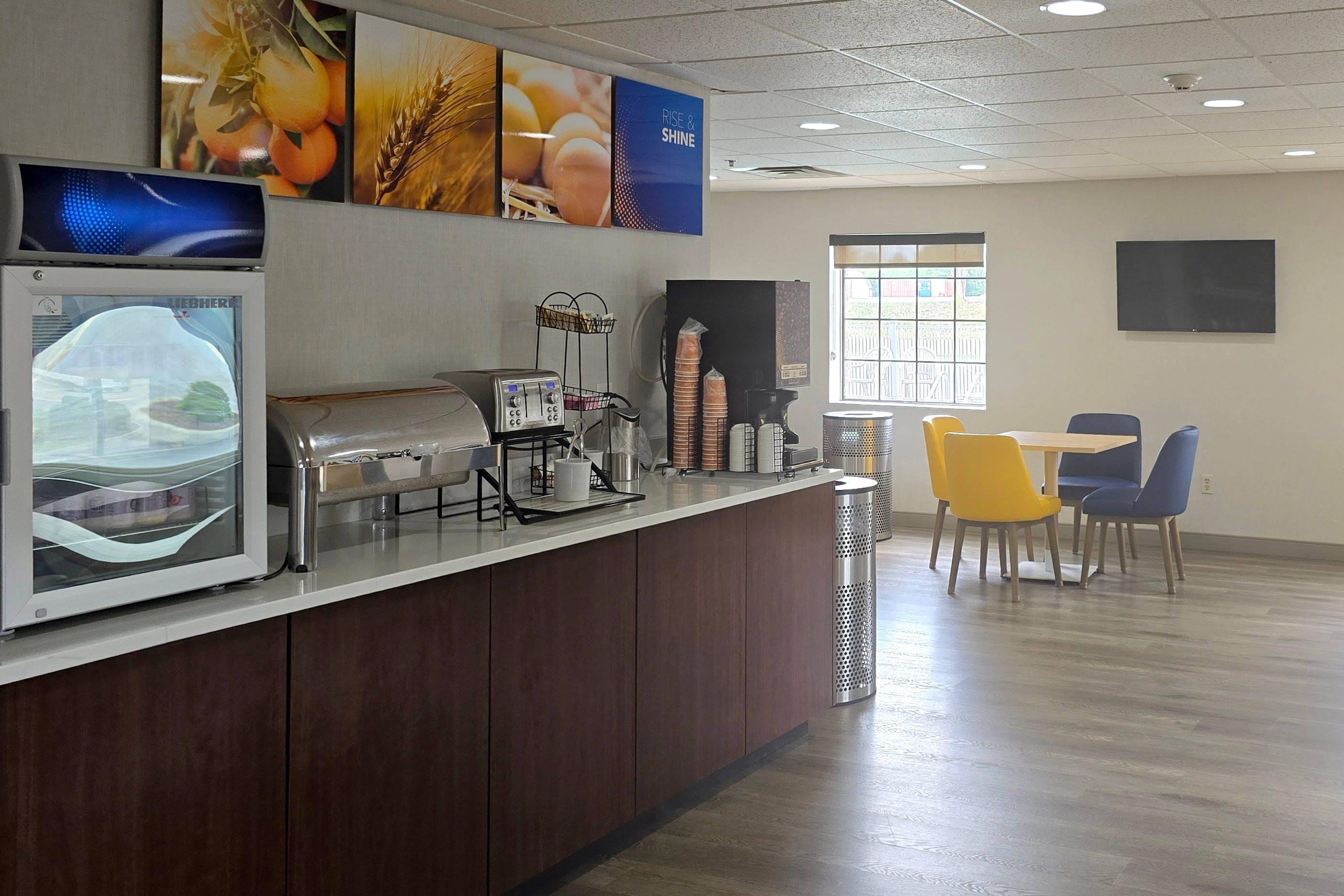 Breakfast area | Comfort Inn Bessemer Birmingham South