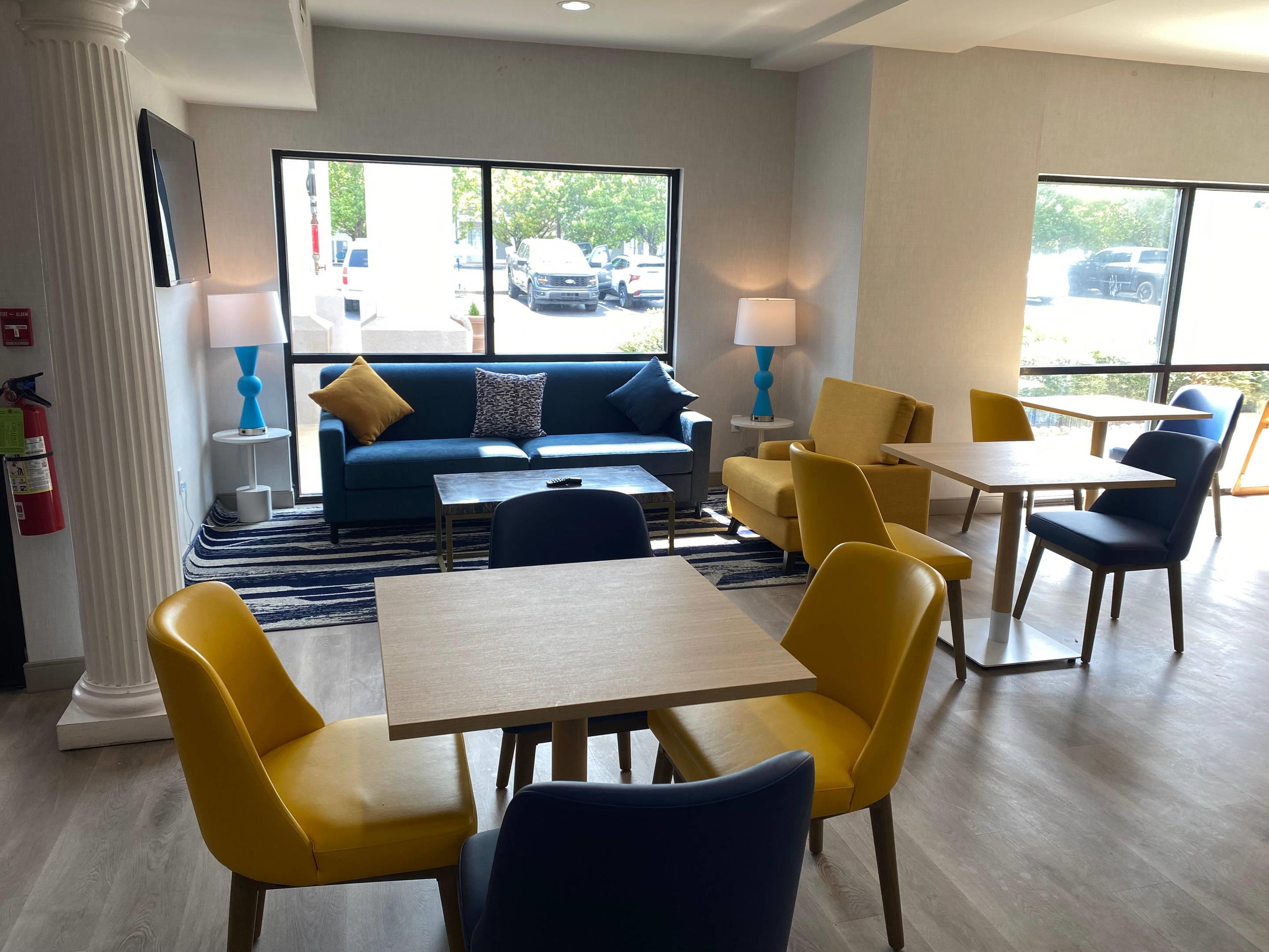 Enjoy breakfast in this seating area | Comfort Inn & Suites Trussville I-59 exit 141