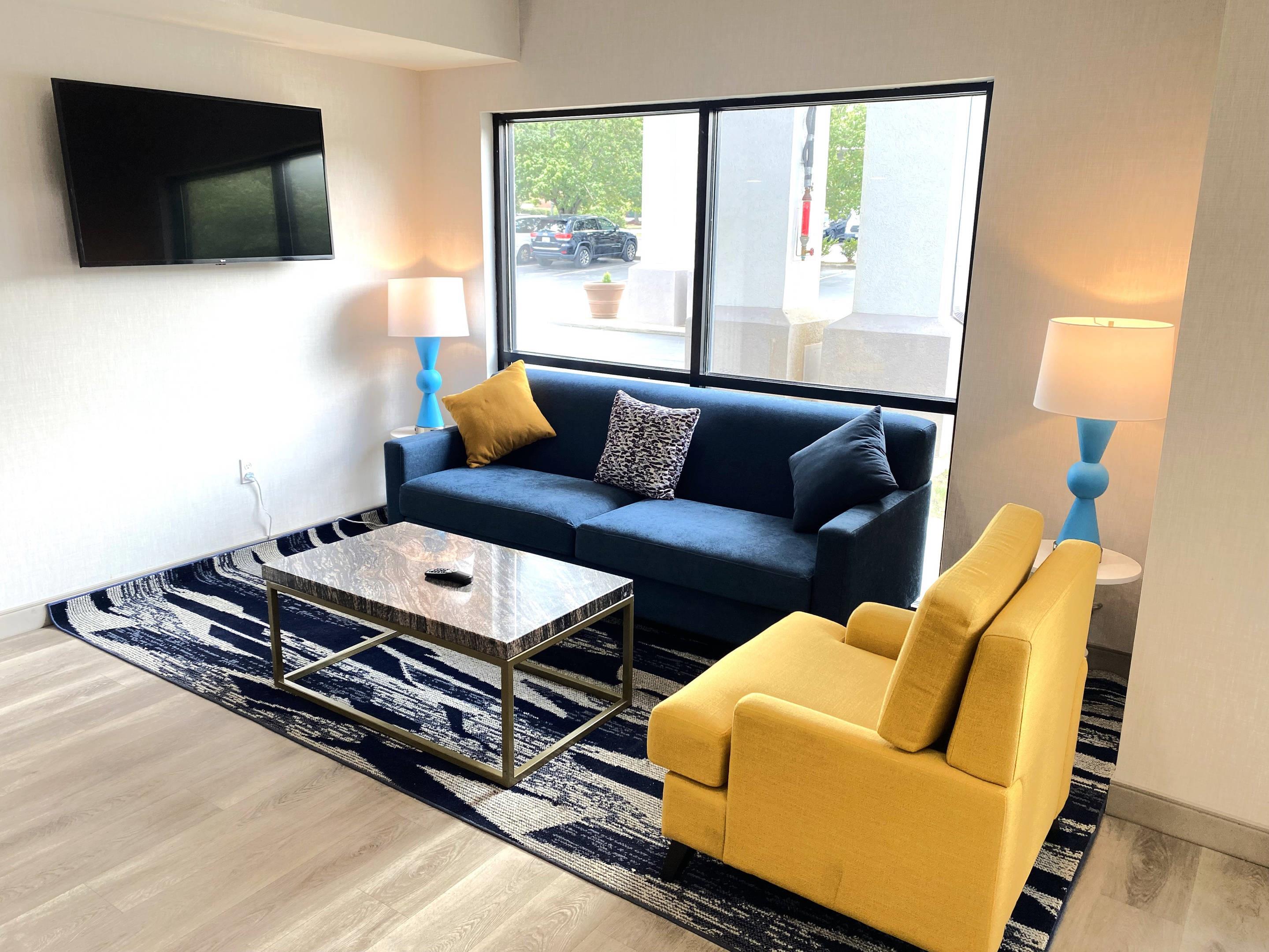 Enjoy breakfast in this seating area | Comfort Inn & Suites Trussville I-59 exit 141