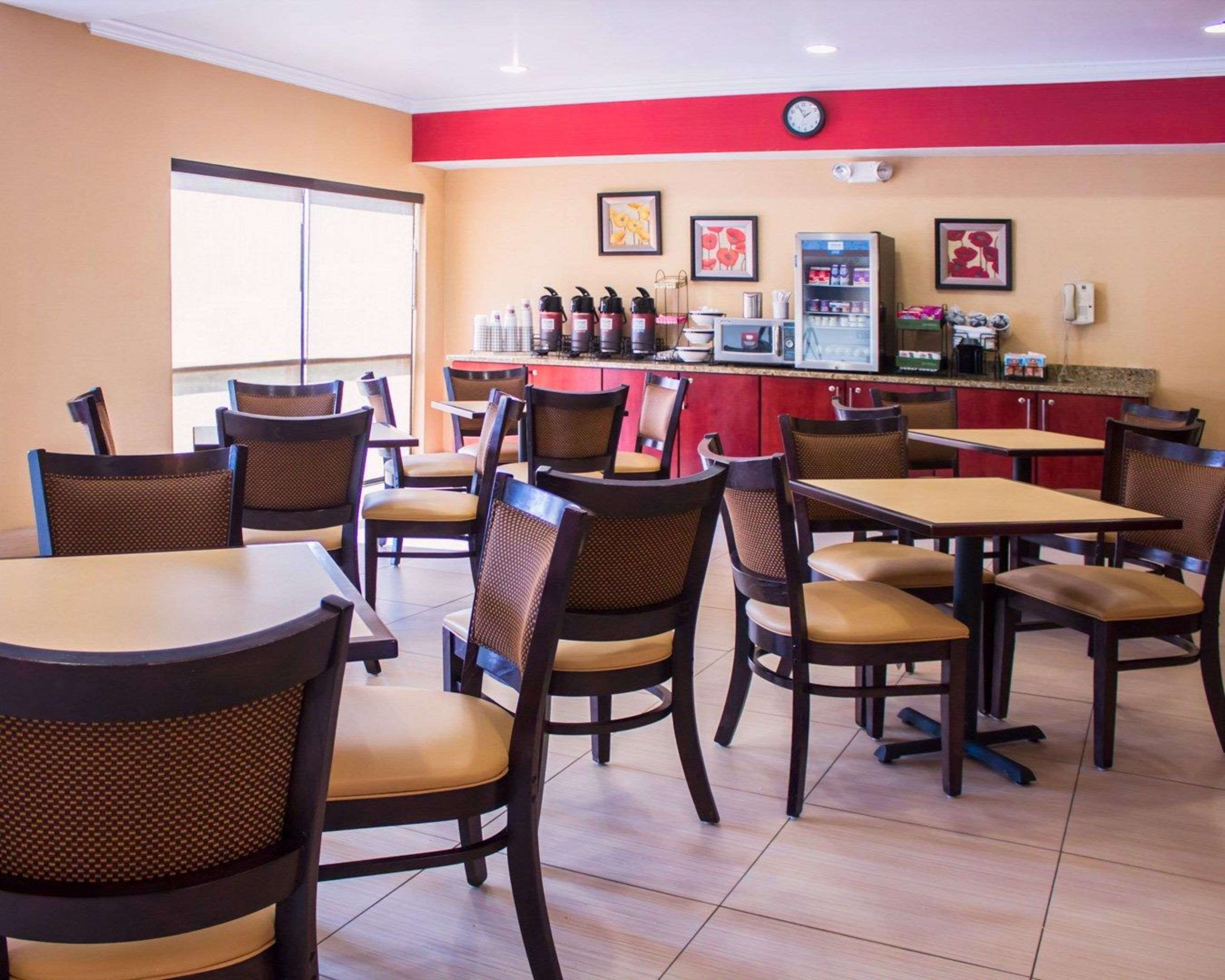 Enjoy breakfast in this seating area | Comfort Inn & Suites Trussville I-59 exit 141