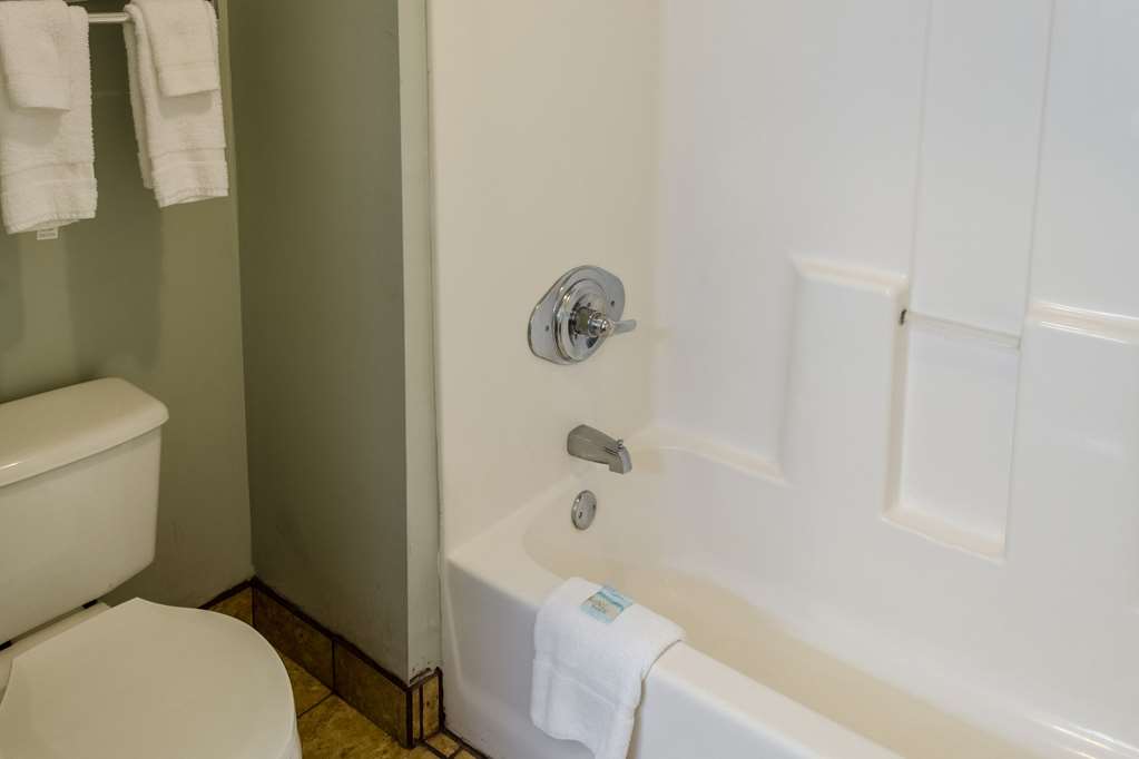 QUALITY INN GULF SHORES AIRPORT-guestroom-Guest Room,On-Site.jpg