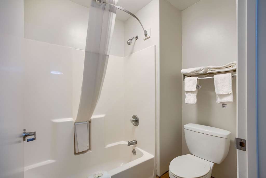 QUALITY INN GULF SHORES AIRPORT-guestroom-Guest Room,Bathroom,On-Site.jpg