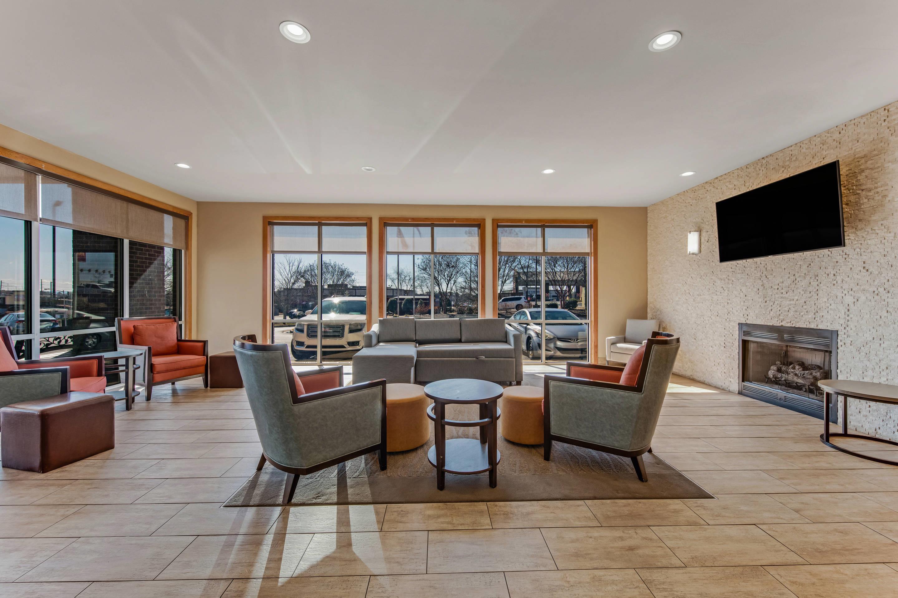 Hotel lobby | Comfort Suites Huntsville MidCity District at Research Park