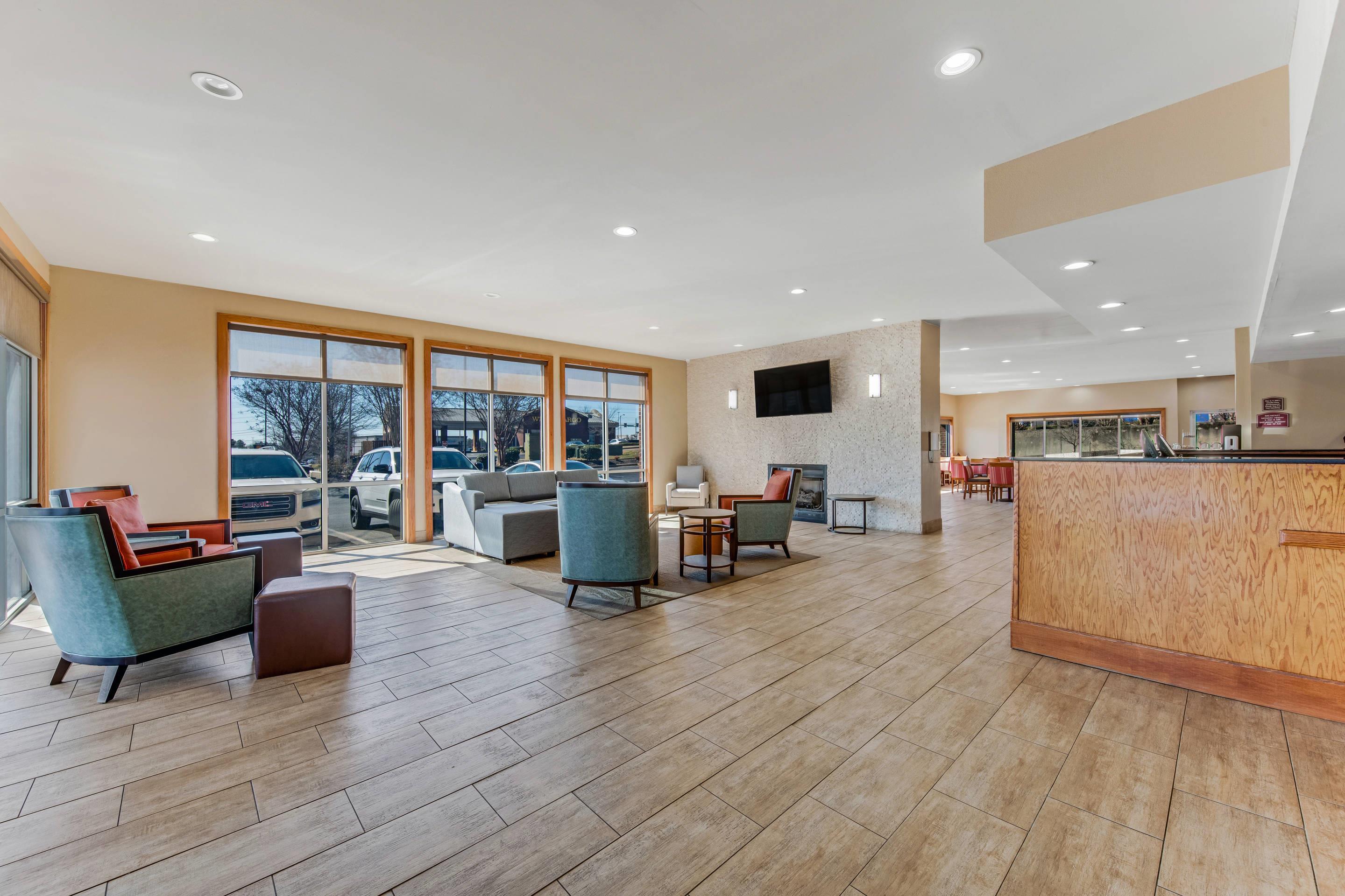 Hotel lobby | Comfort Suites Huntsville MidCity District at Research Park