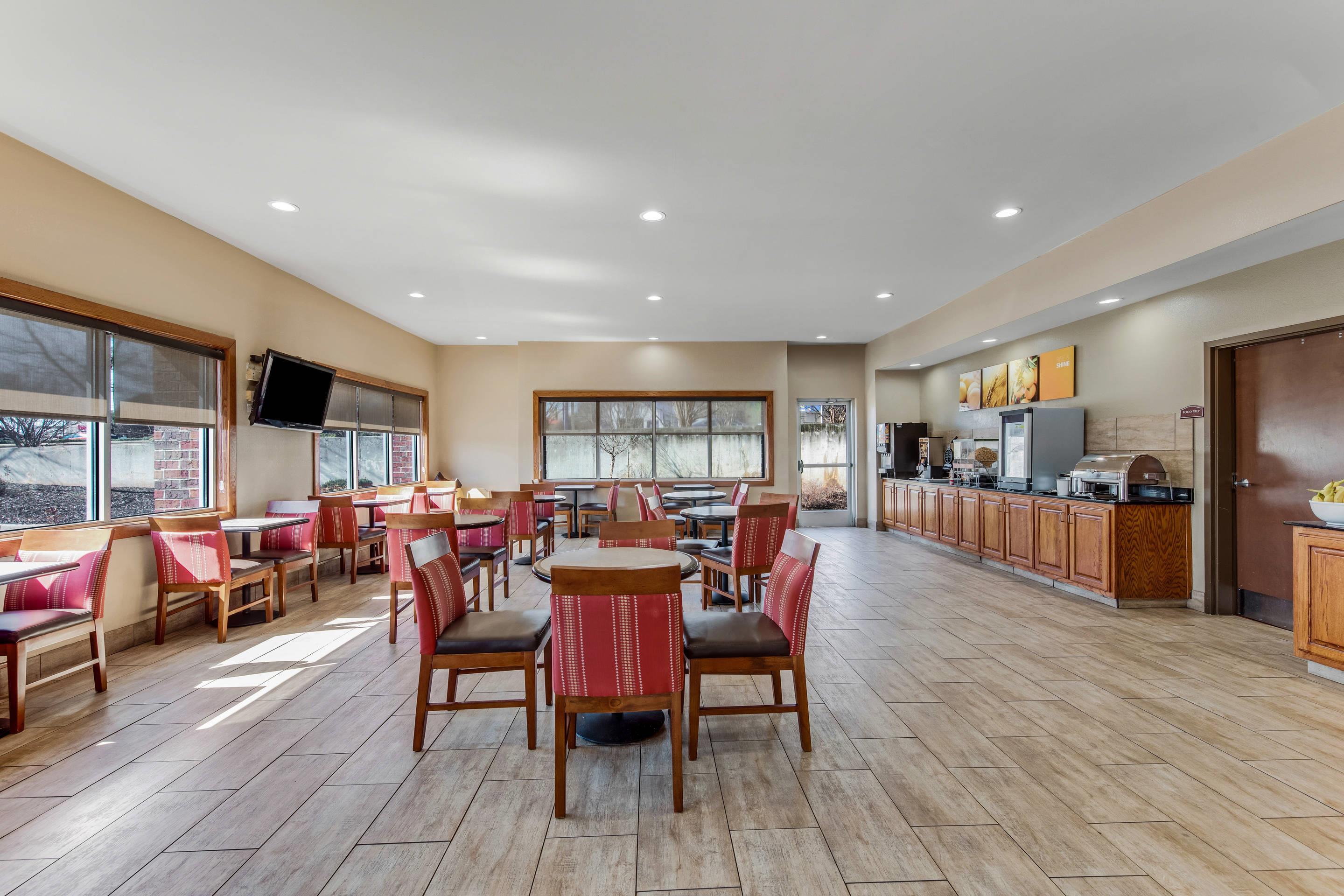Breakfast area | Comfort Suites Huntsville MidCity District at Research Park