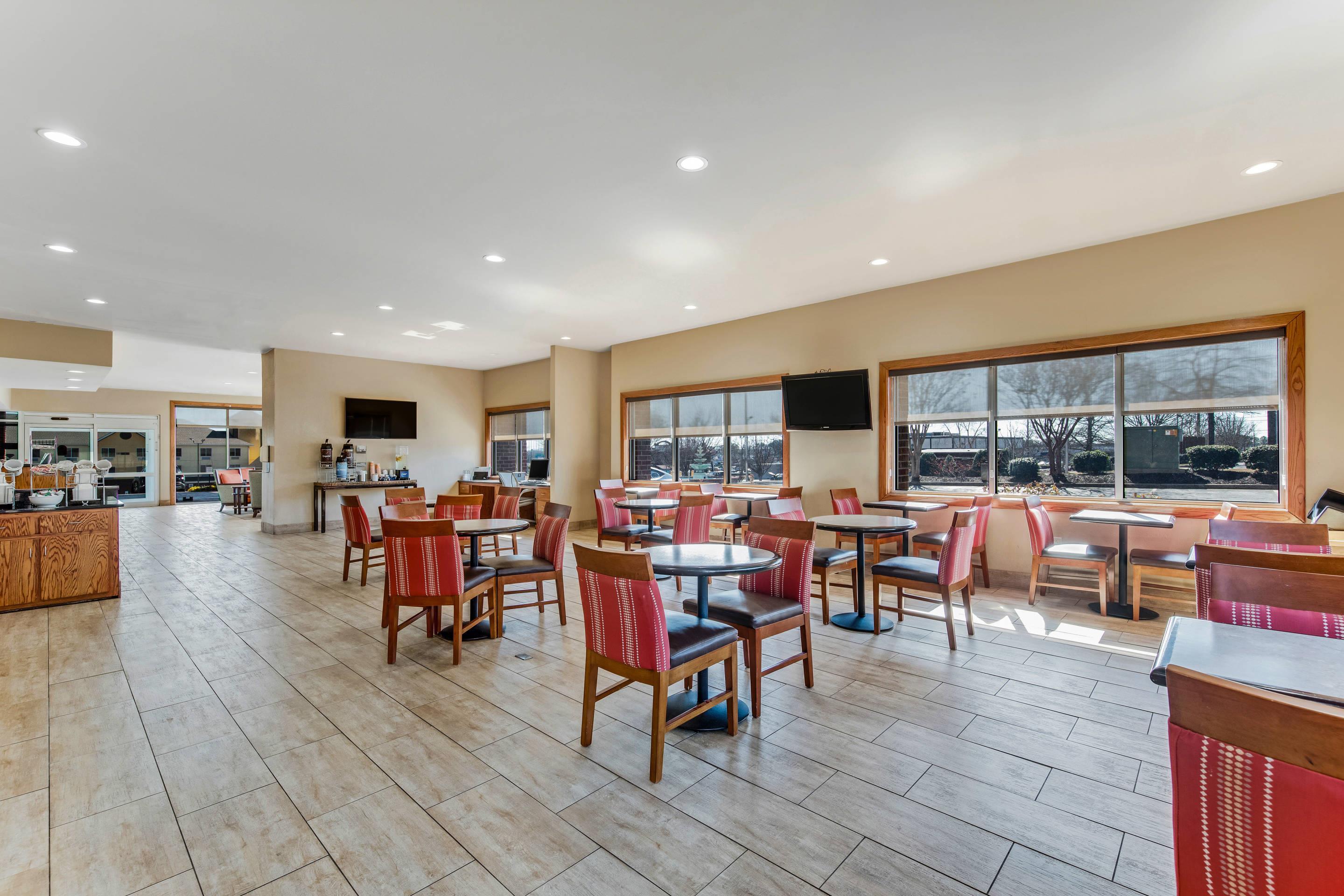 Breakfast area | Comfort Suites Huntsville MidCity District at Research Park