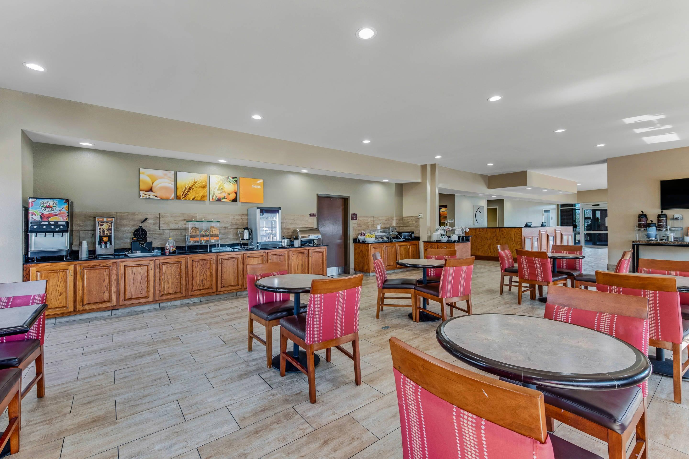 Breakfast area | Comfort Suites Huntsville MidCity District at Research Park