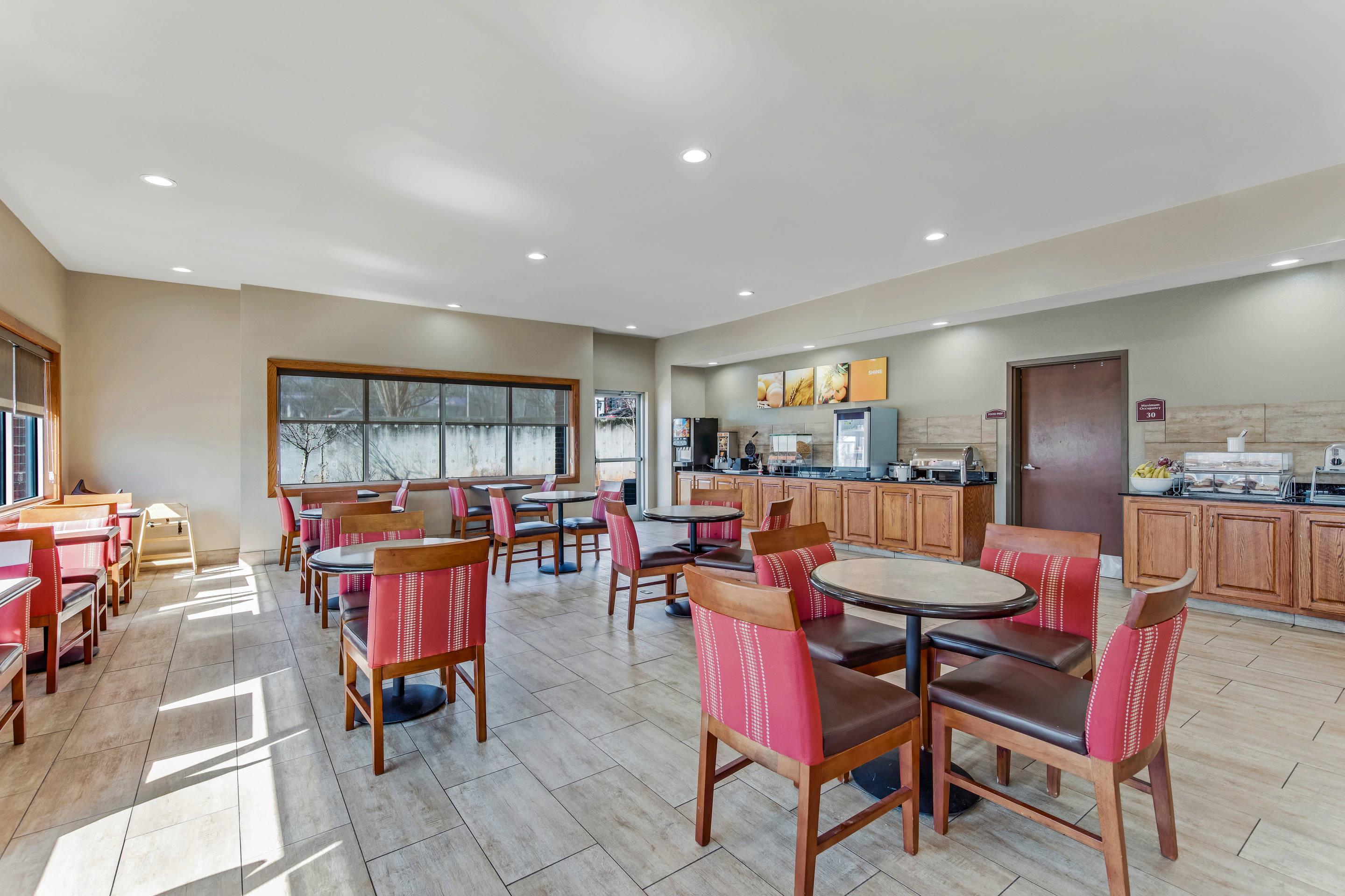 Breakfast area | Comfort Suites Huntsville MidCity District at Research Park