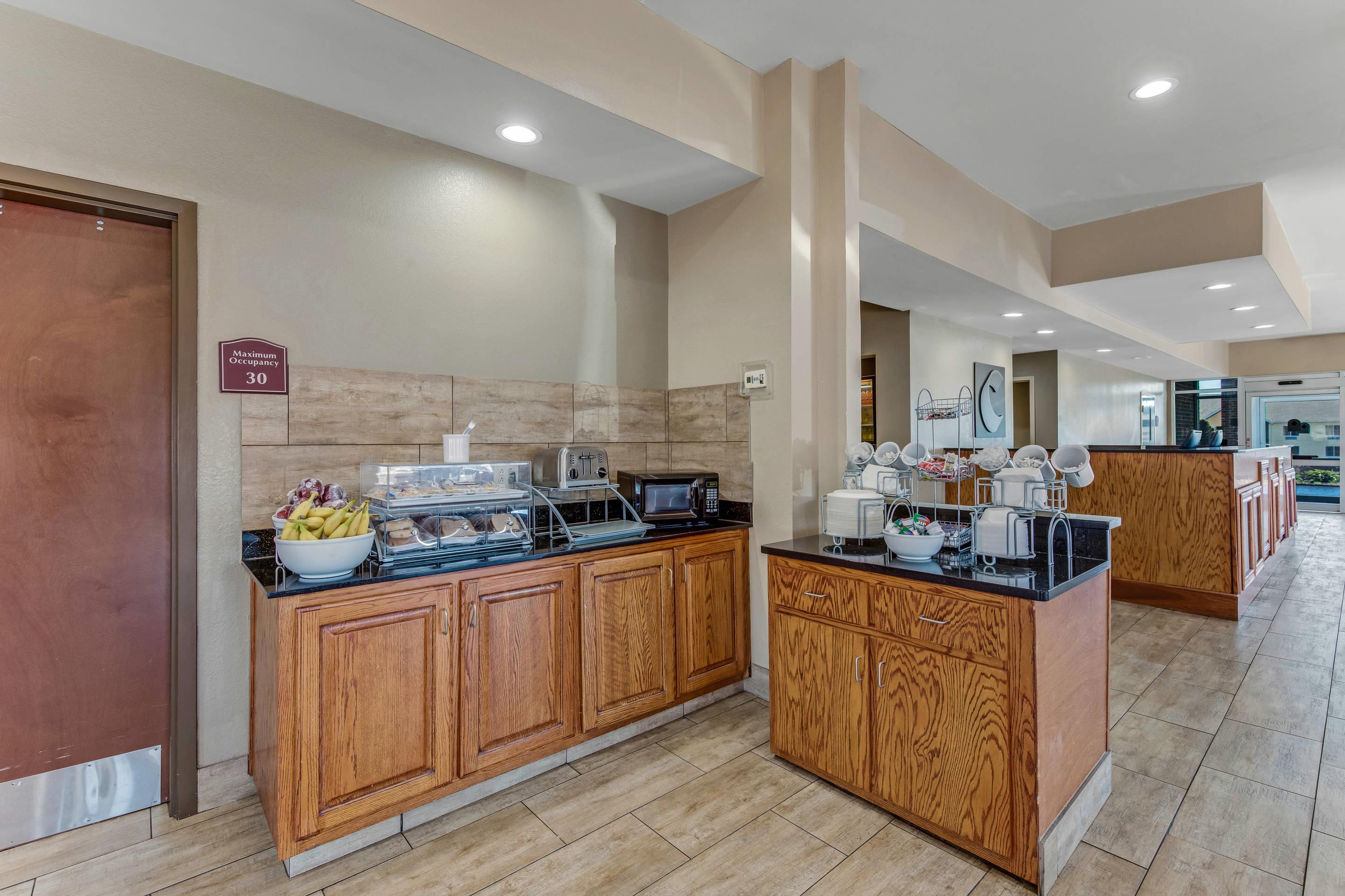 Breakfast area | Comfort Suites Huntsville MidCity District at Research Park