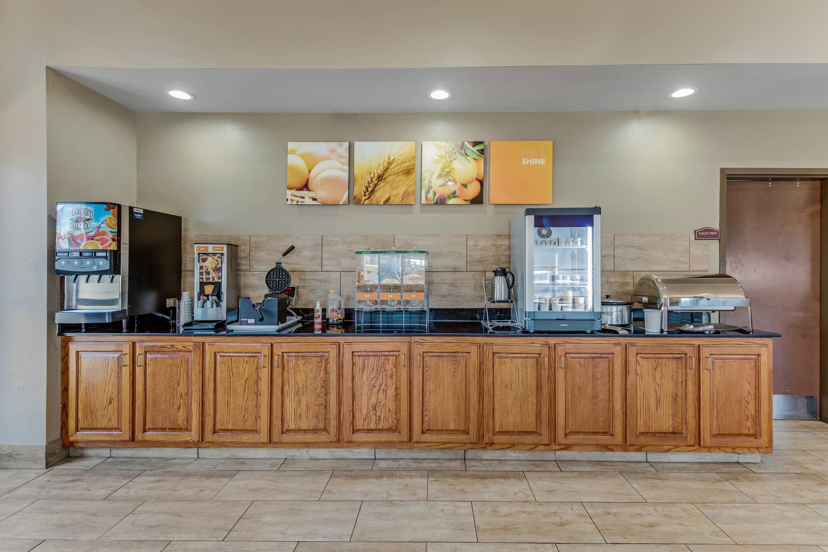 Breakfast area | Comfort Suites Huntsville MidCity District at Research Park