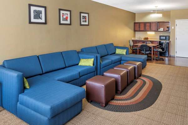 Suite - Comfort Inn & Suites Lincoln - I-20, Exit 168