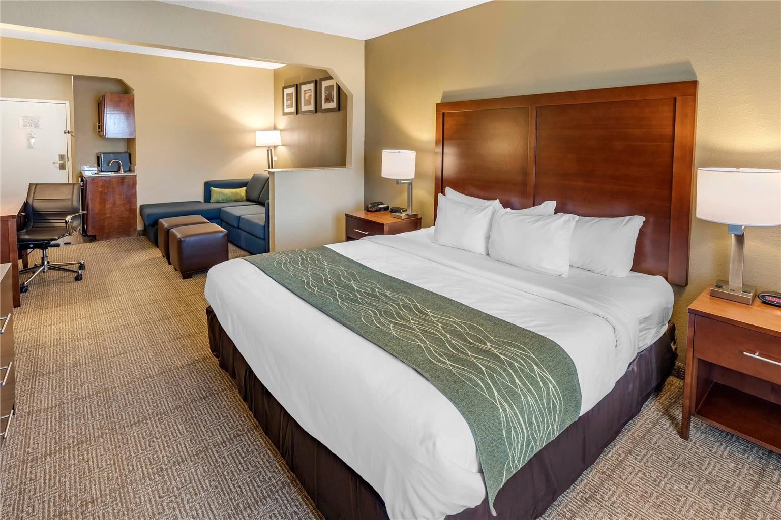 COMFORT INN AND SUITES LINCOLN I-20-guestroom-Guest Room,Suite,On-Site.jpg