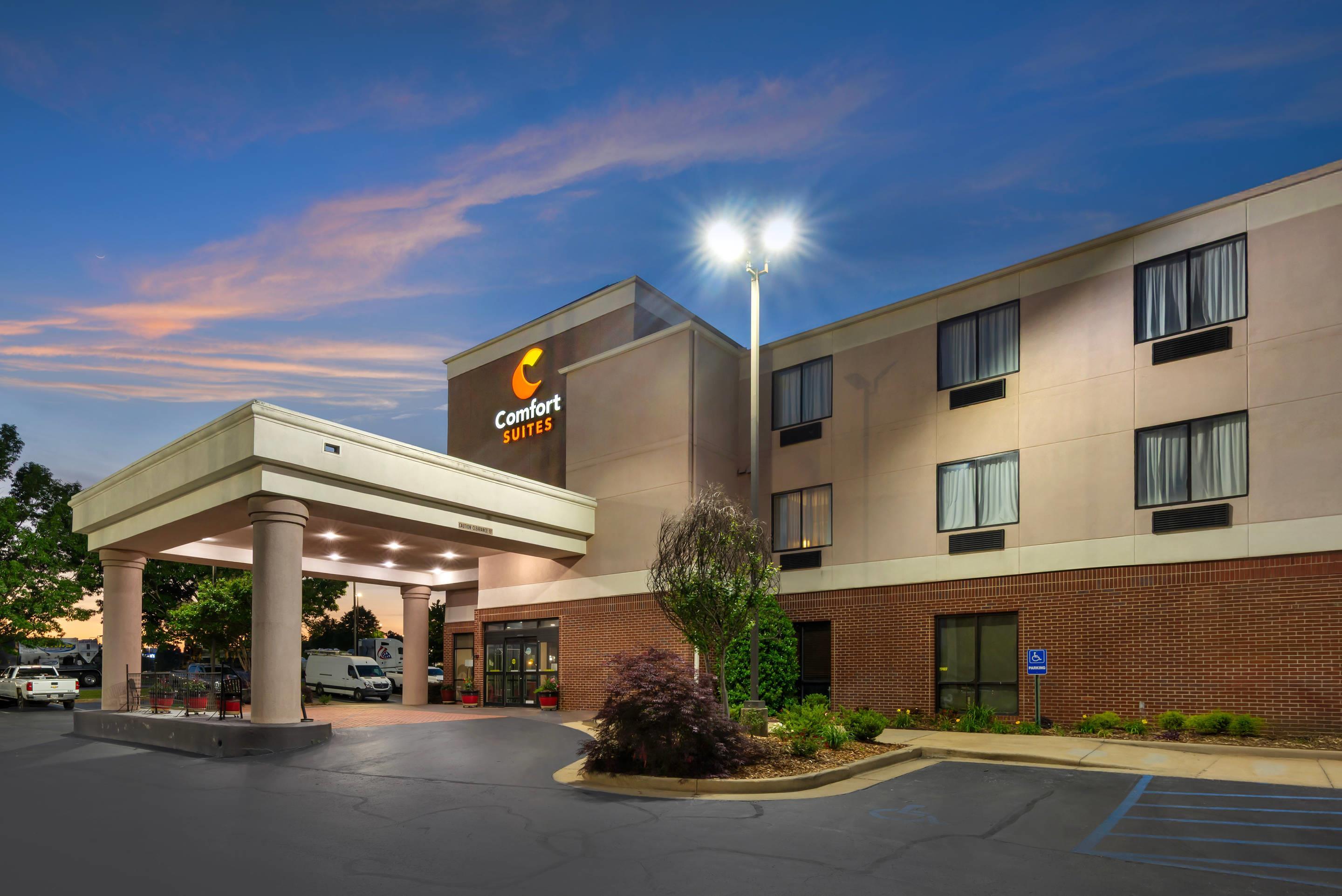 Hotel at night | Comfort Suites Oxford I-20 exit 188