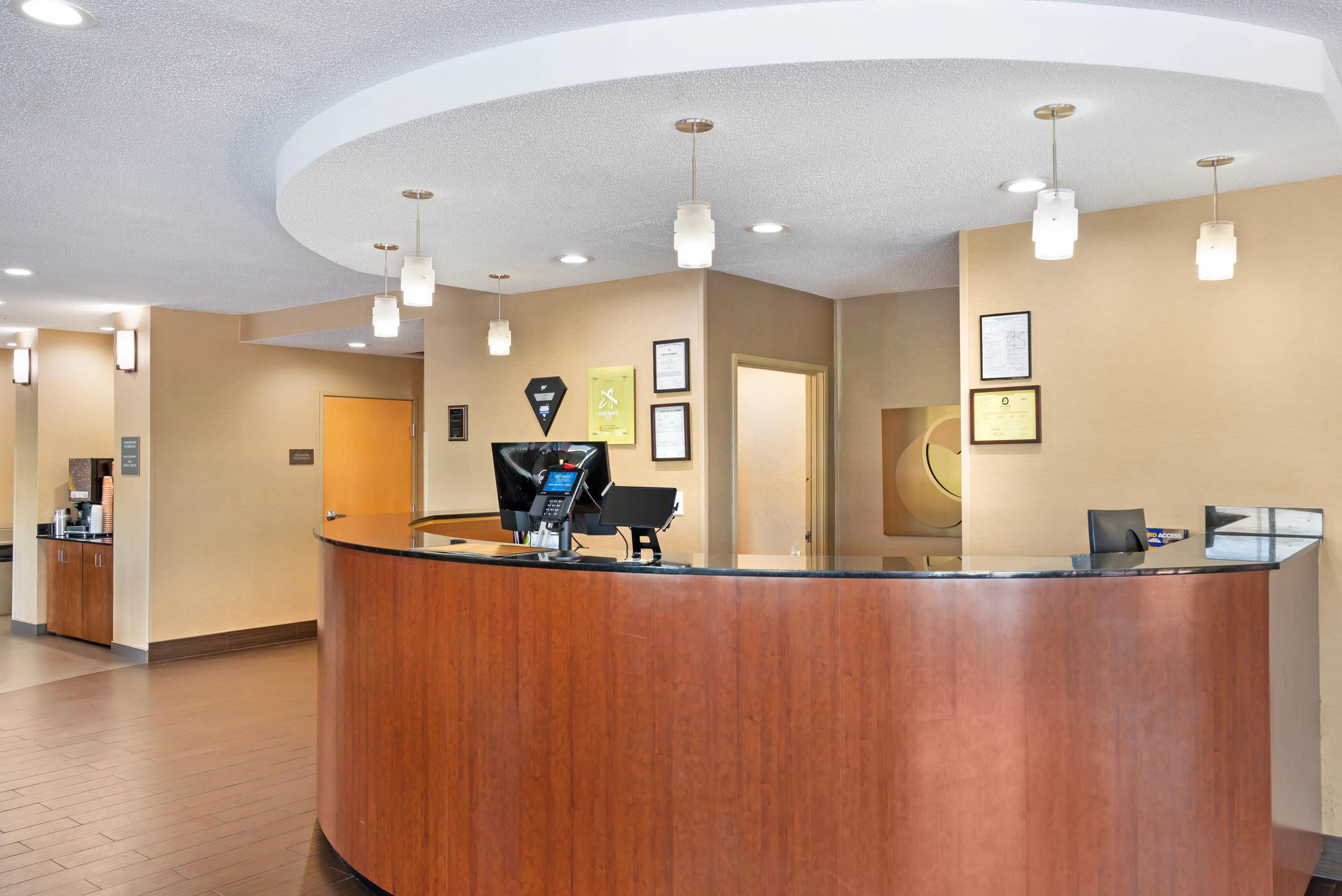 Front desk | Comfort Suites Oxford I-20 exit 188