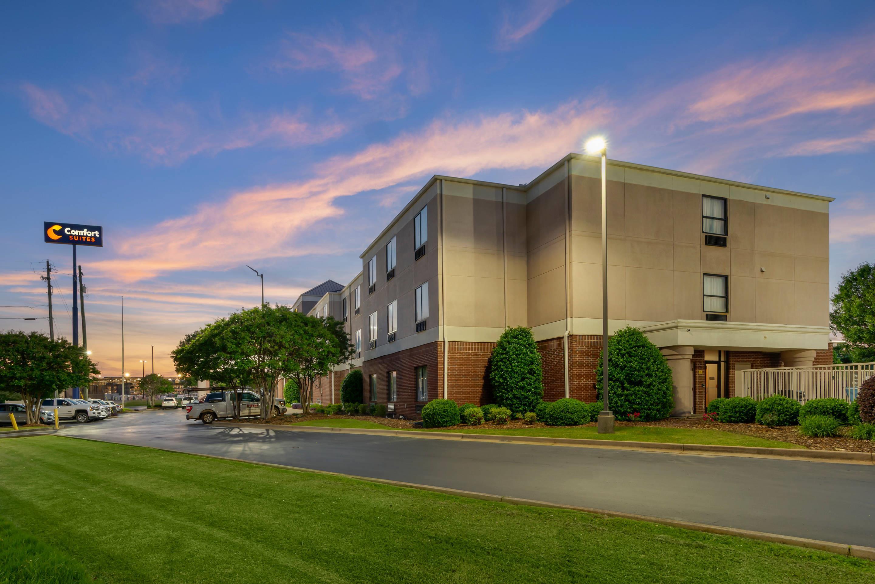 Hotel at night | Comfort Suites Oxford I-20 exit 188