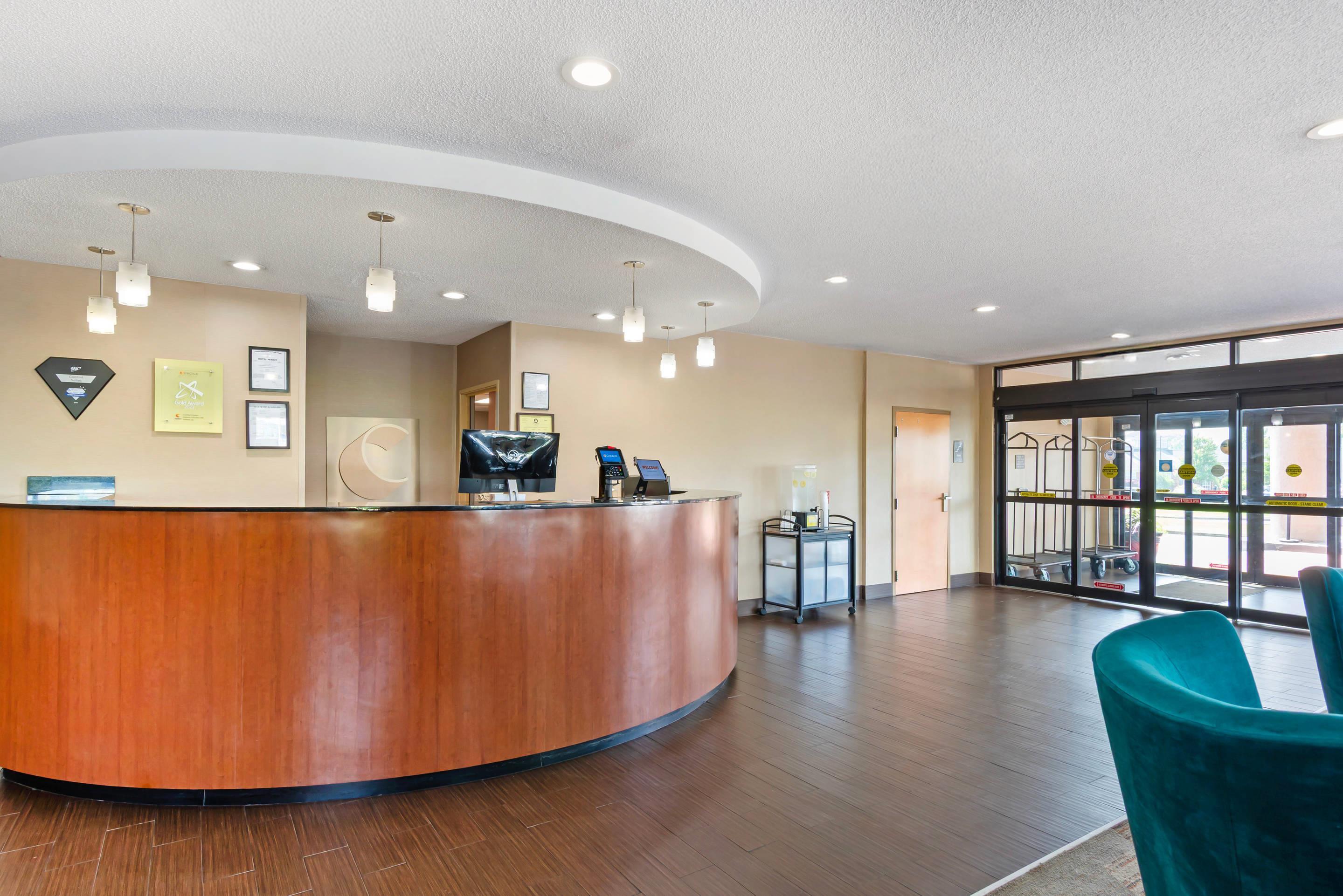 Front desk | Comfort Suites Oxford I-20 exit 188