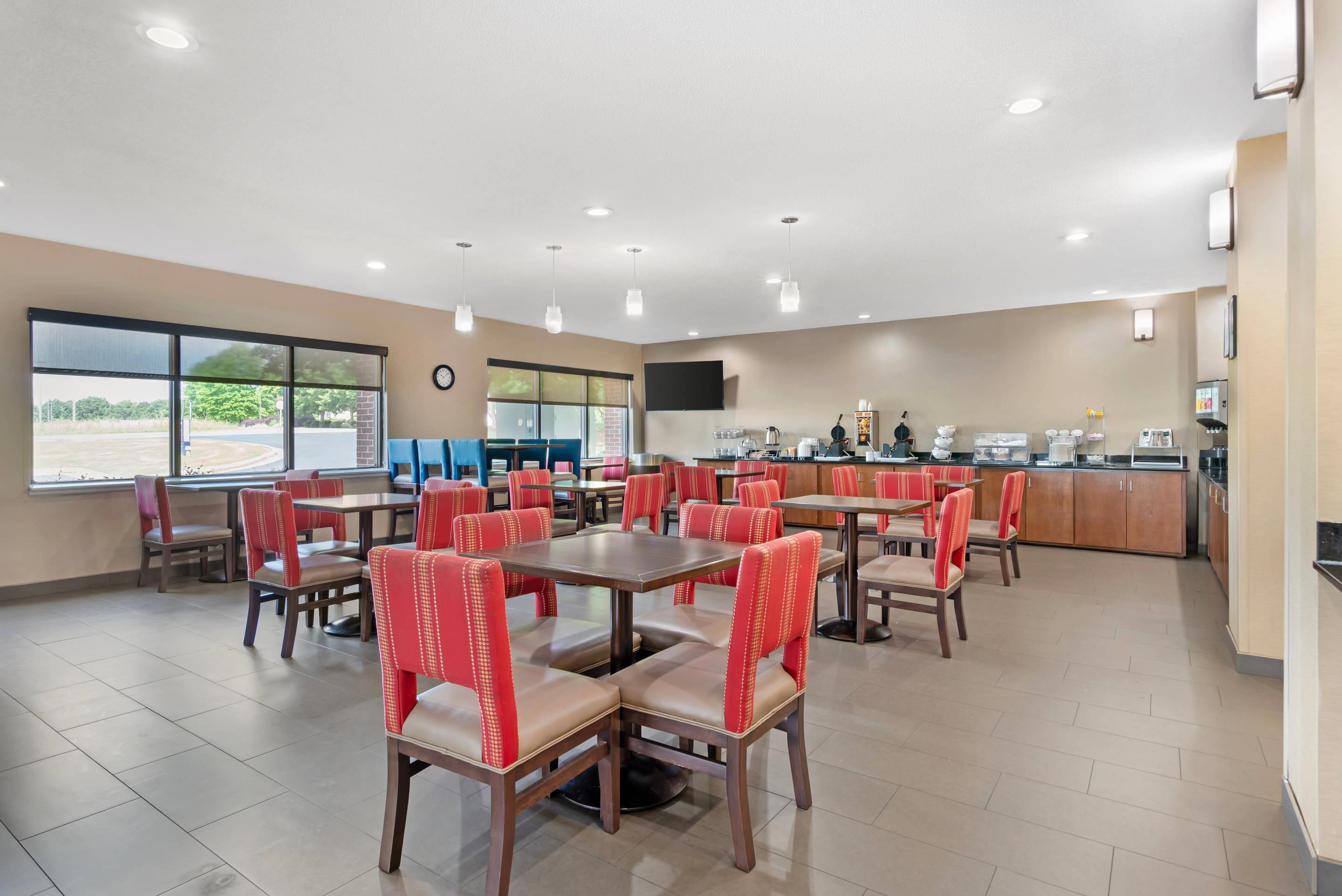 Breakfast area | Comfort Suites Oxford I-20 exit 188