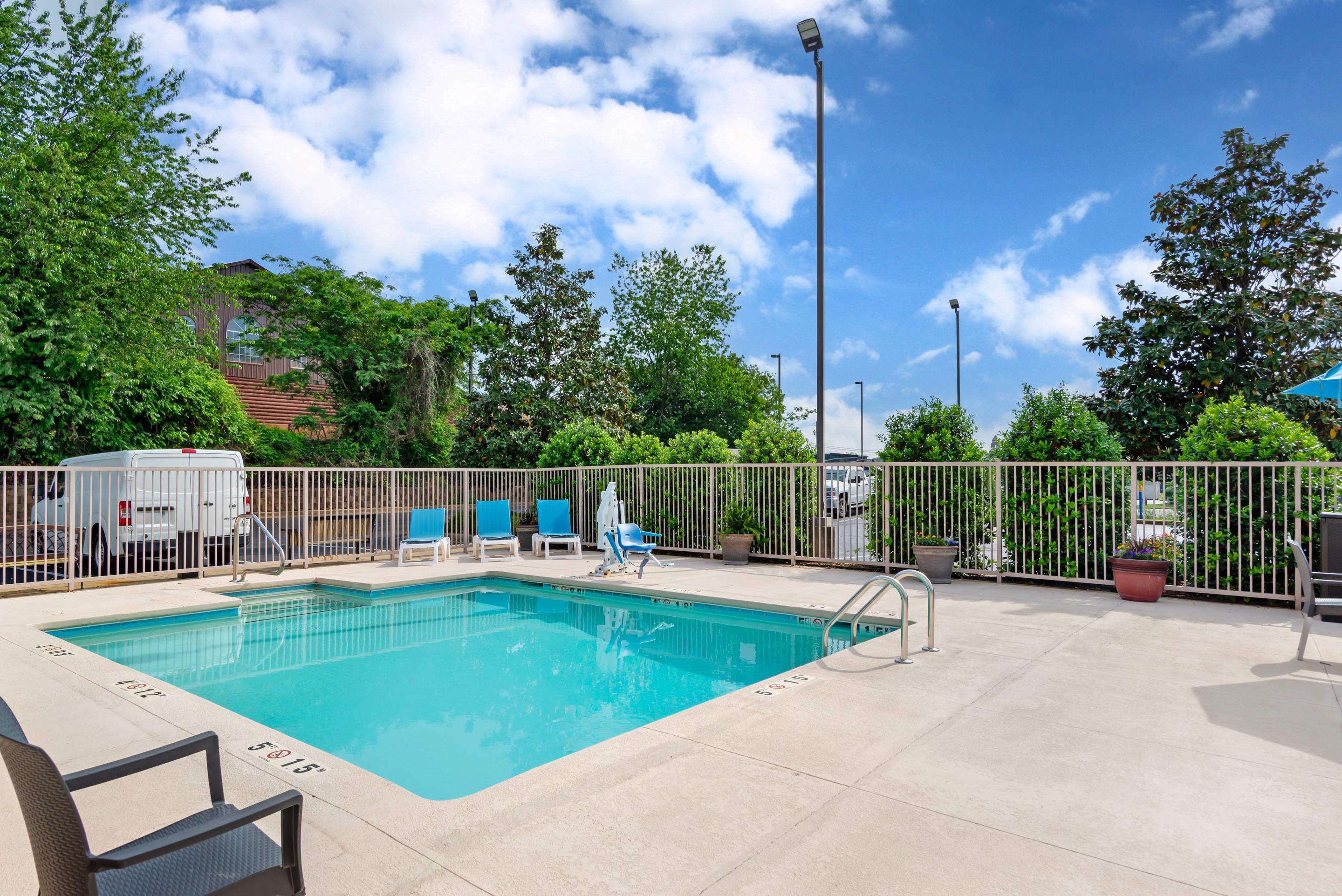 Outdoor pool | Comfort Suites Oxford I-20 exit 188