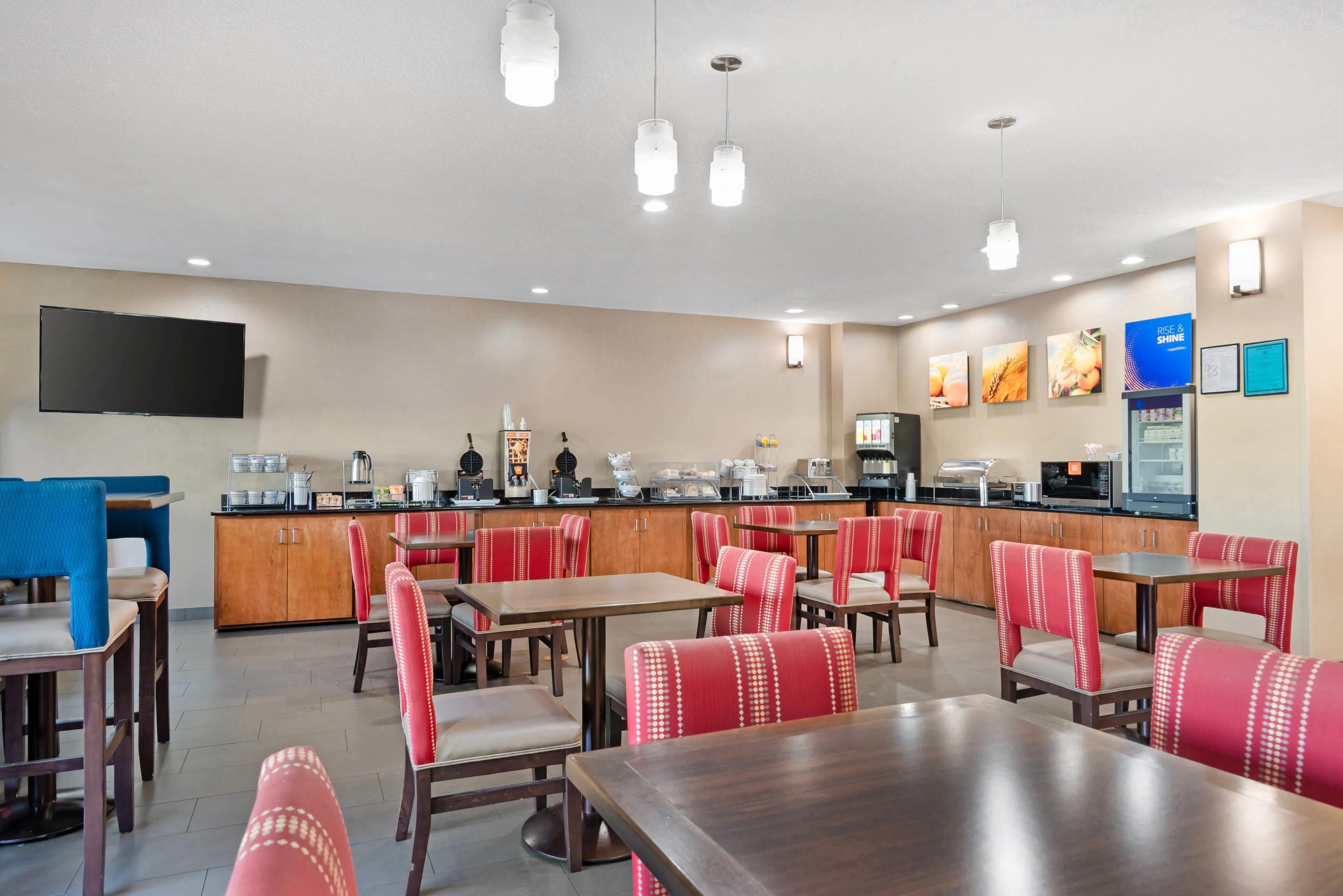 Breakfast area | Comfort Suites Oxford I-20 exit 188
