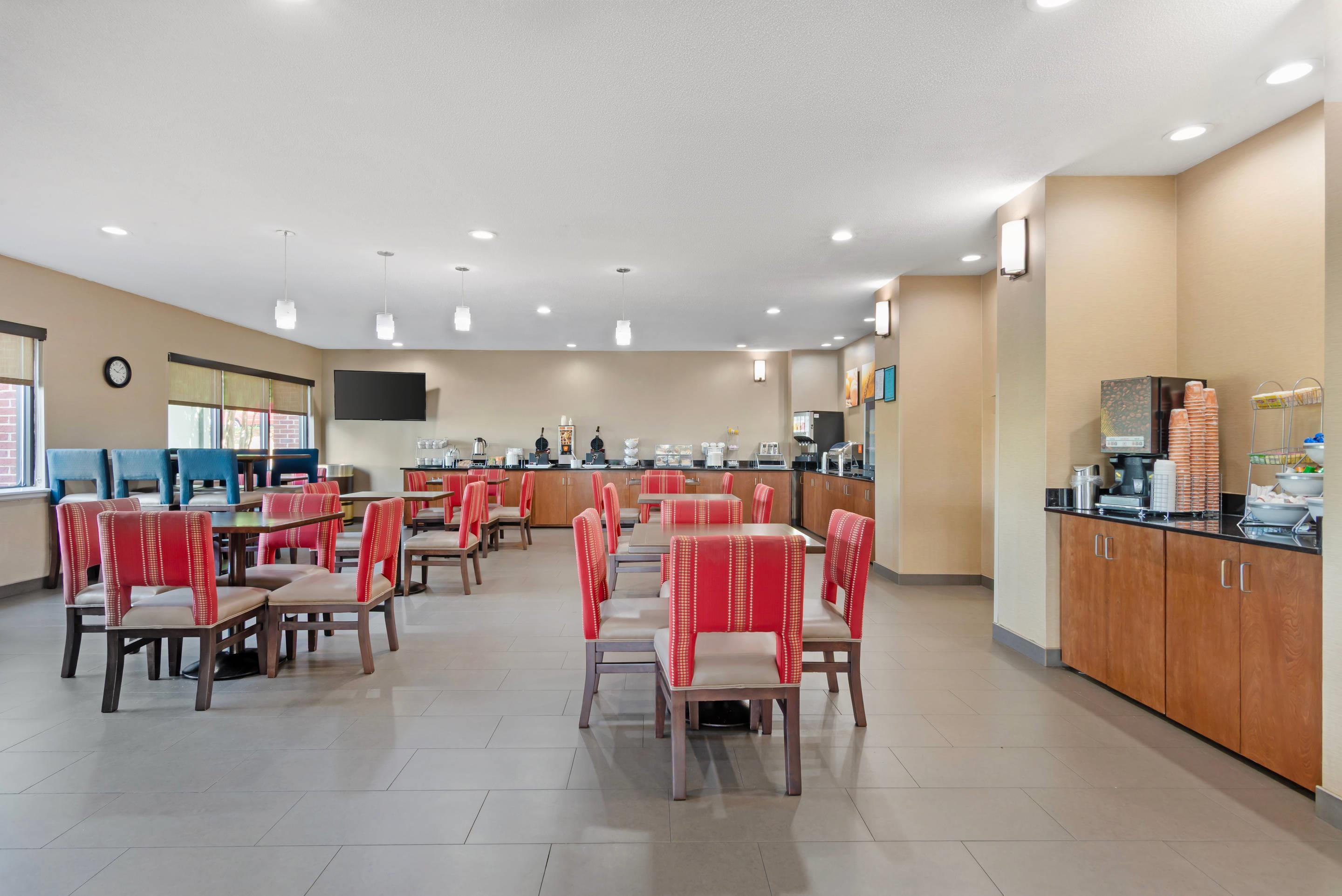 Breakfast area | Comfort Suites Oxford I-20 exit 188