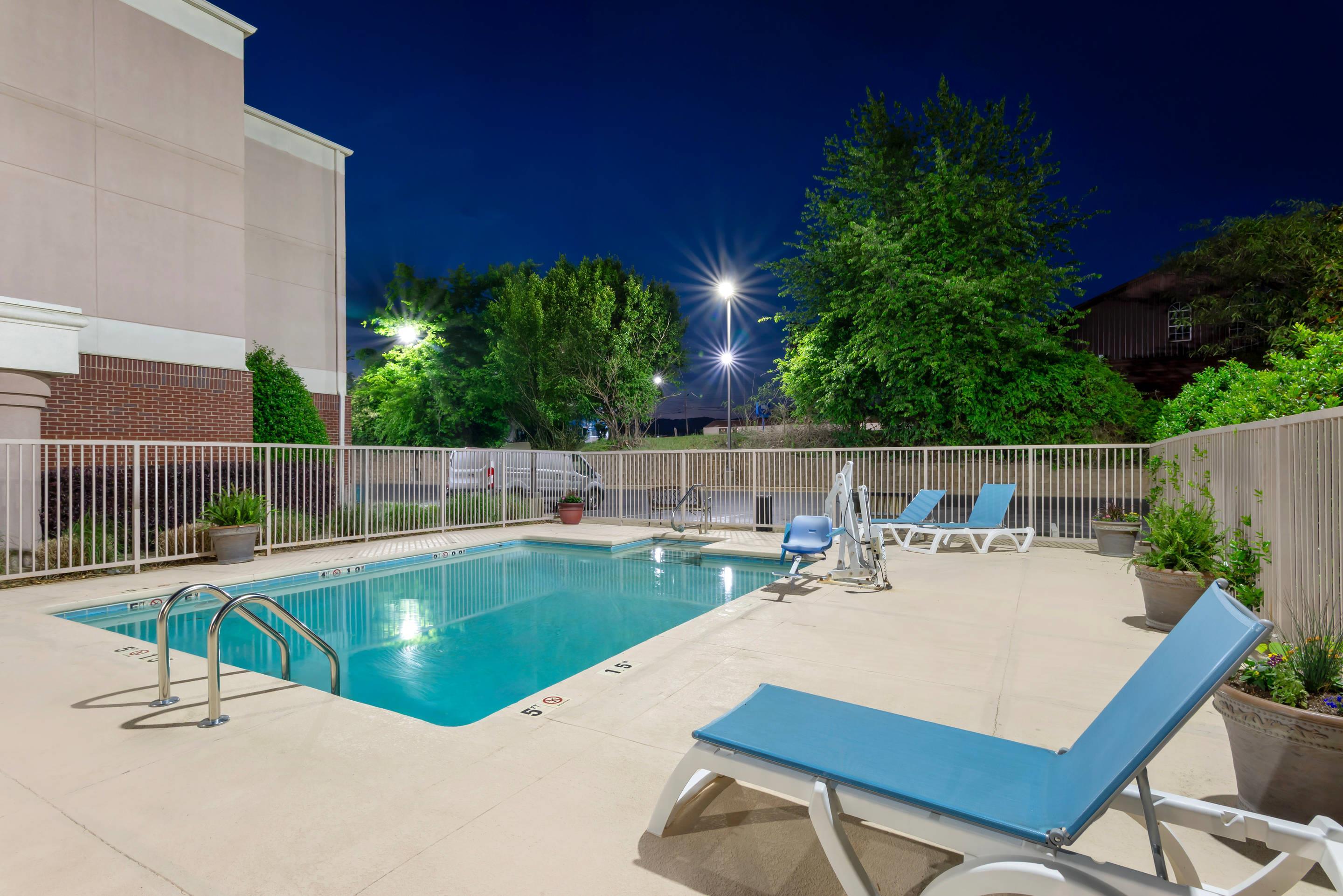Outdoor pool | Comfort Suites Oxford I-20 exit 188
