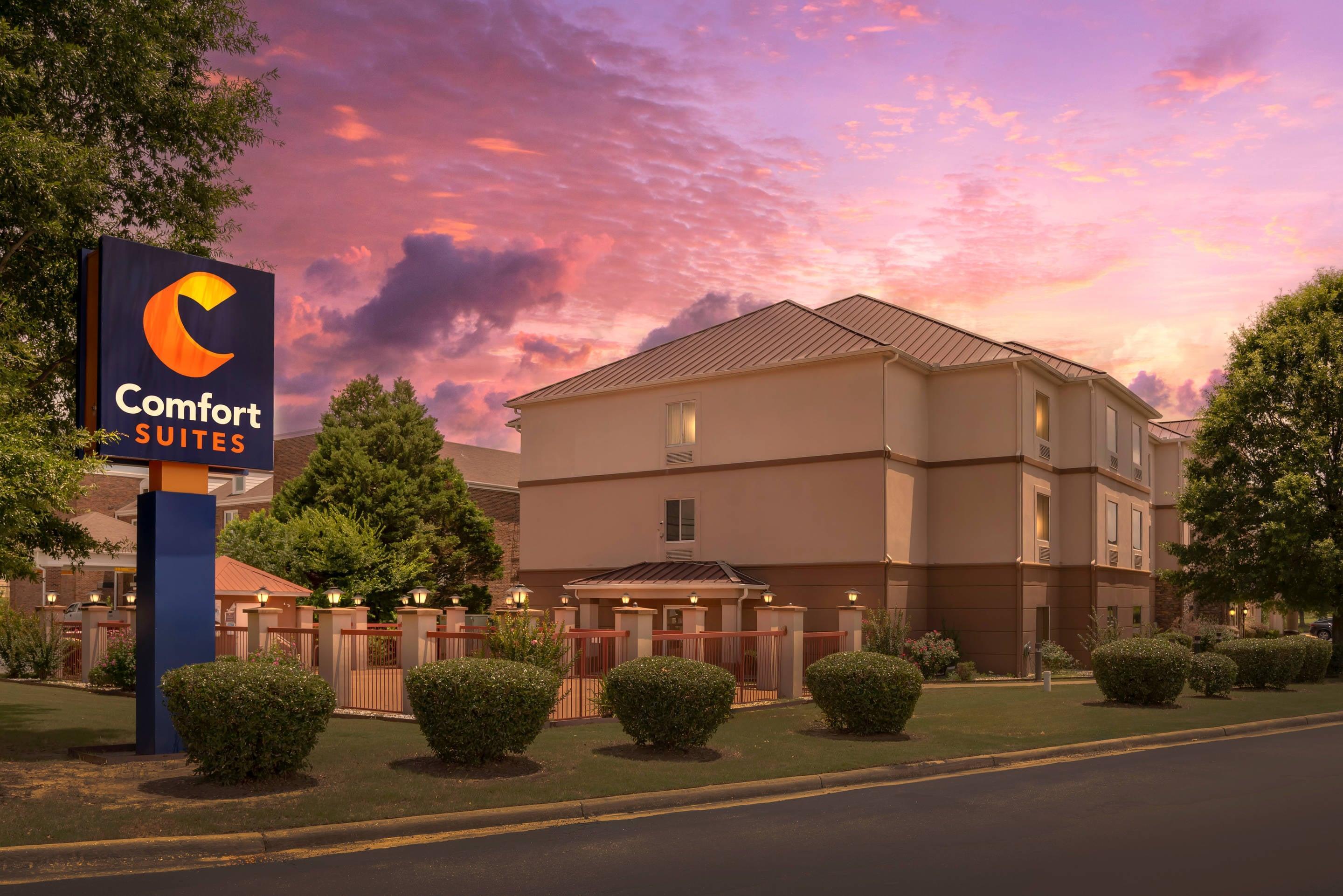 Hotel At Night | Comfort Suites Montgomery East Monticello Dr.