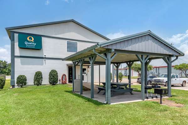 Pool - Quality Inn & Suites Demopolis