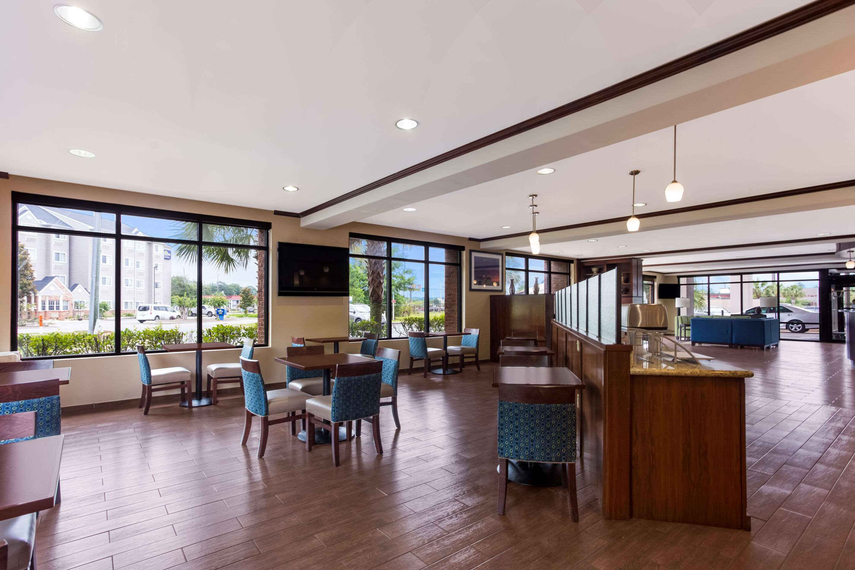 Spacious breakfast area | Comfort Suites North Mobile