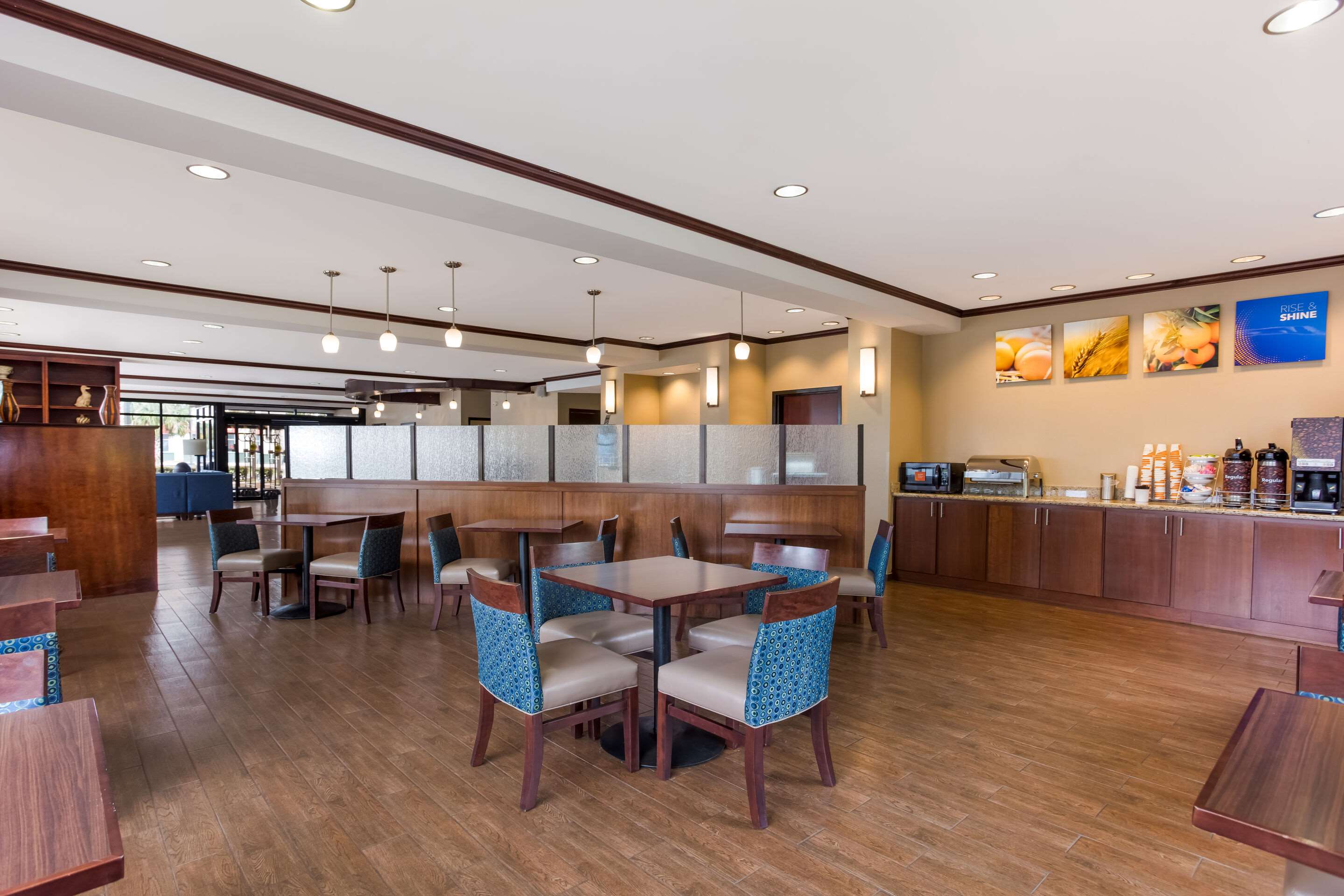Enjoy breakfast in this seating area | Comfort Suites North Mobile