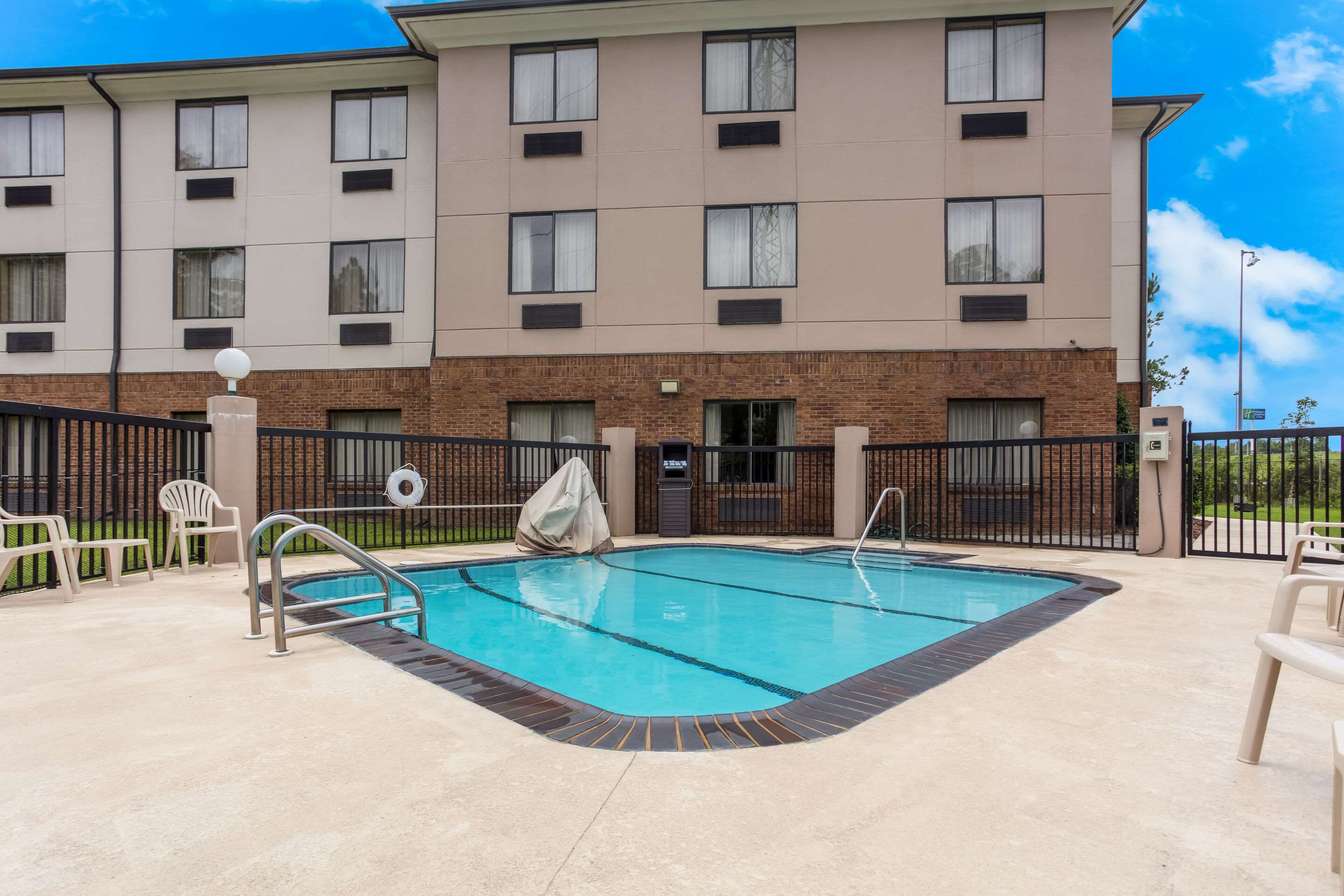 Seasonal Outdoor Pool | Comfort Suites North Mobile