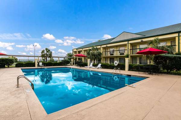Pool - Quality Inn & Suites Eufaula