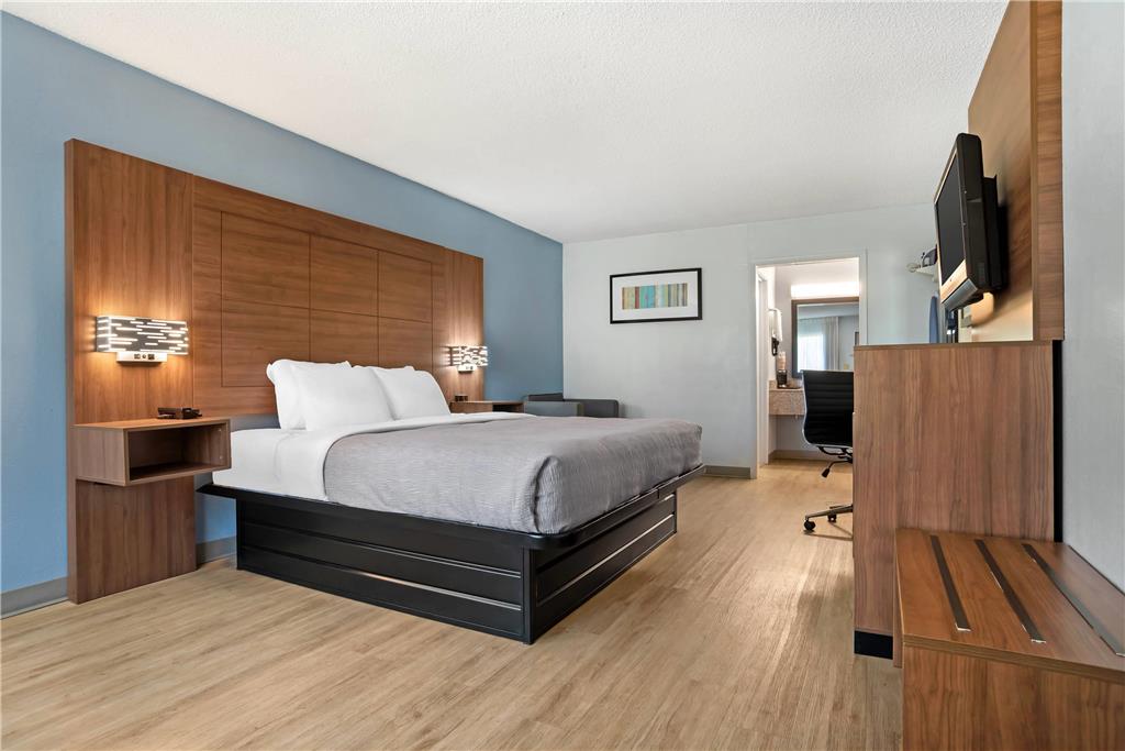 QUALITY INN AND SUITES NEAR LAKE EU-guestroom-Guest Room,On-Site.jpg