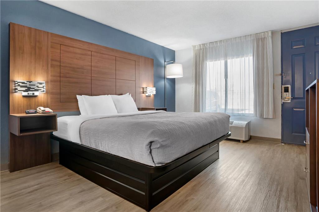 QUALITY INN AND SUITES NEAR LAKE EU-guestroom-Guest Room,Suite,On-Site.jpg