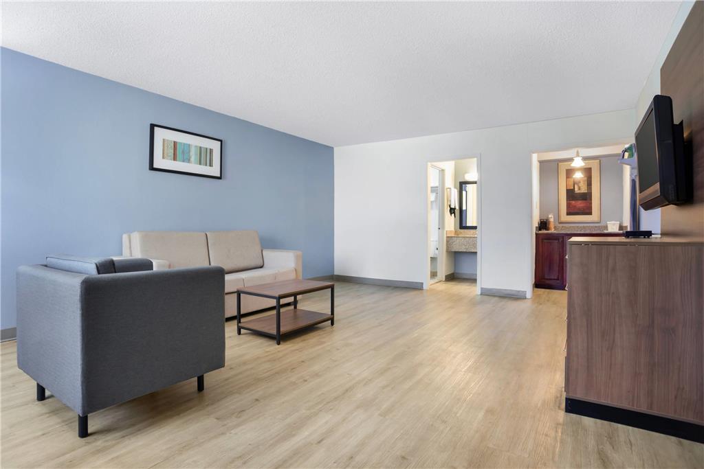 QUALITY INN AND SUITES NEAR LAKE EU-guestroom-Guest Room,Bathroom,On-Site.jpg