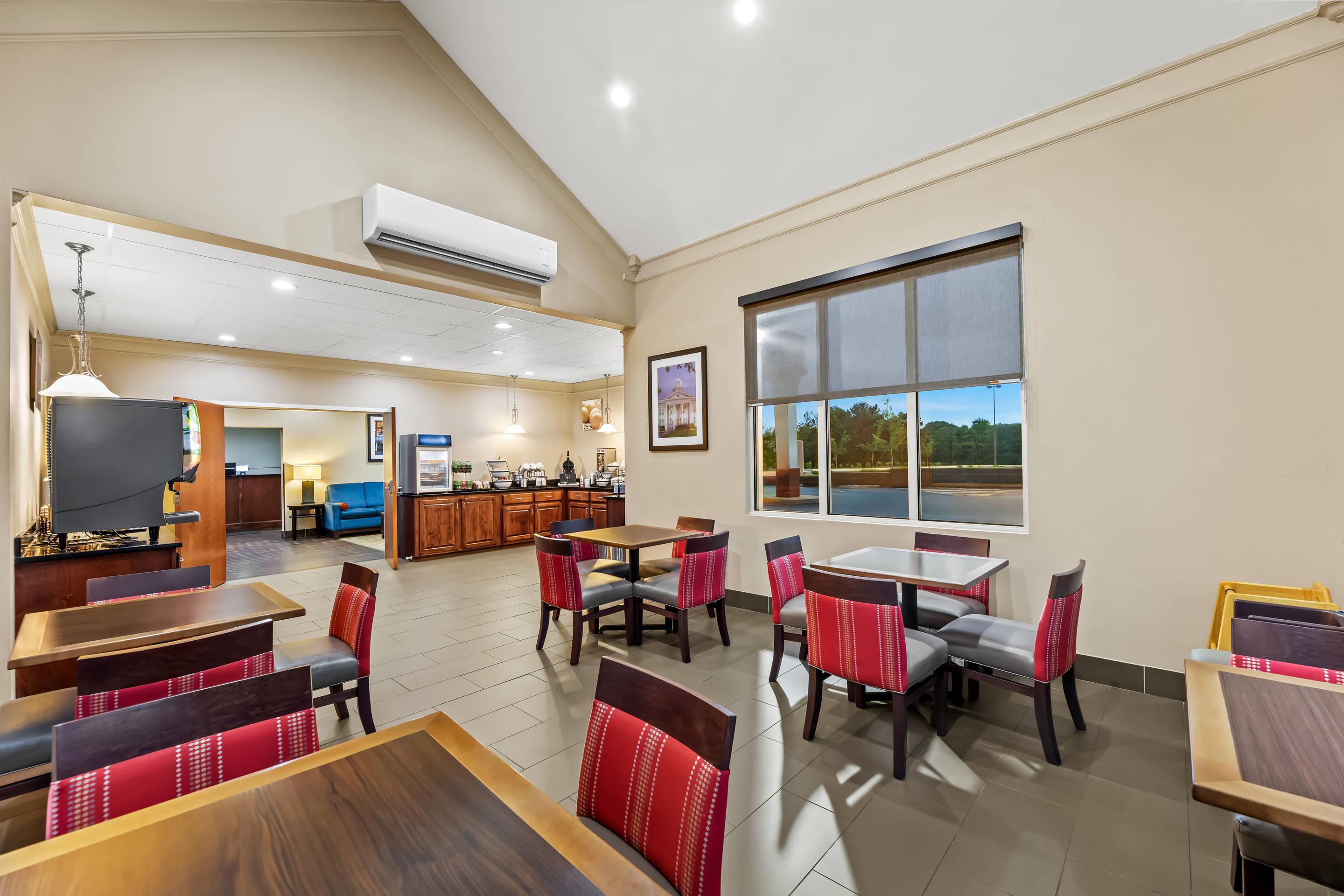 Breakfast area | Comfort Inn & Suites Tuscumbia - Muscle Shoals