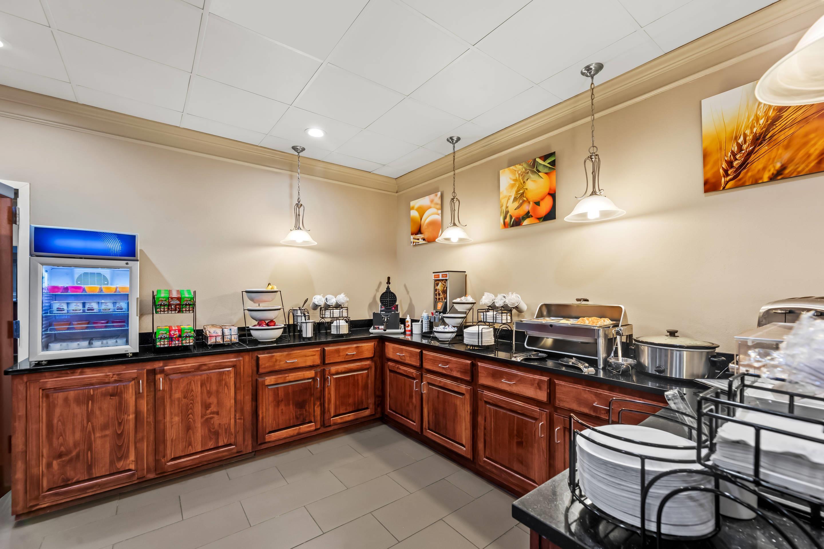 Breakfast area | Comfort Inn & Suites Tuscumbia - Muscle Shoals