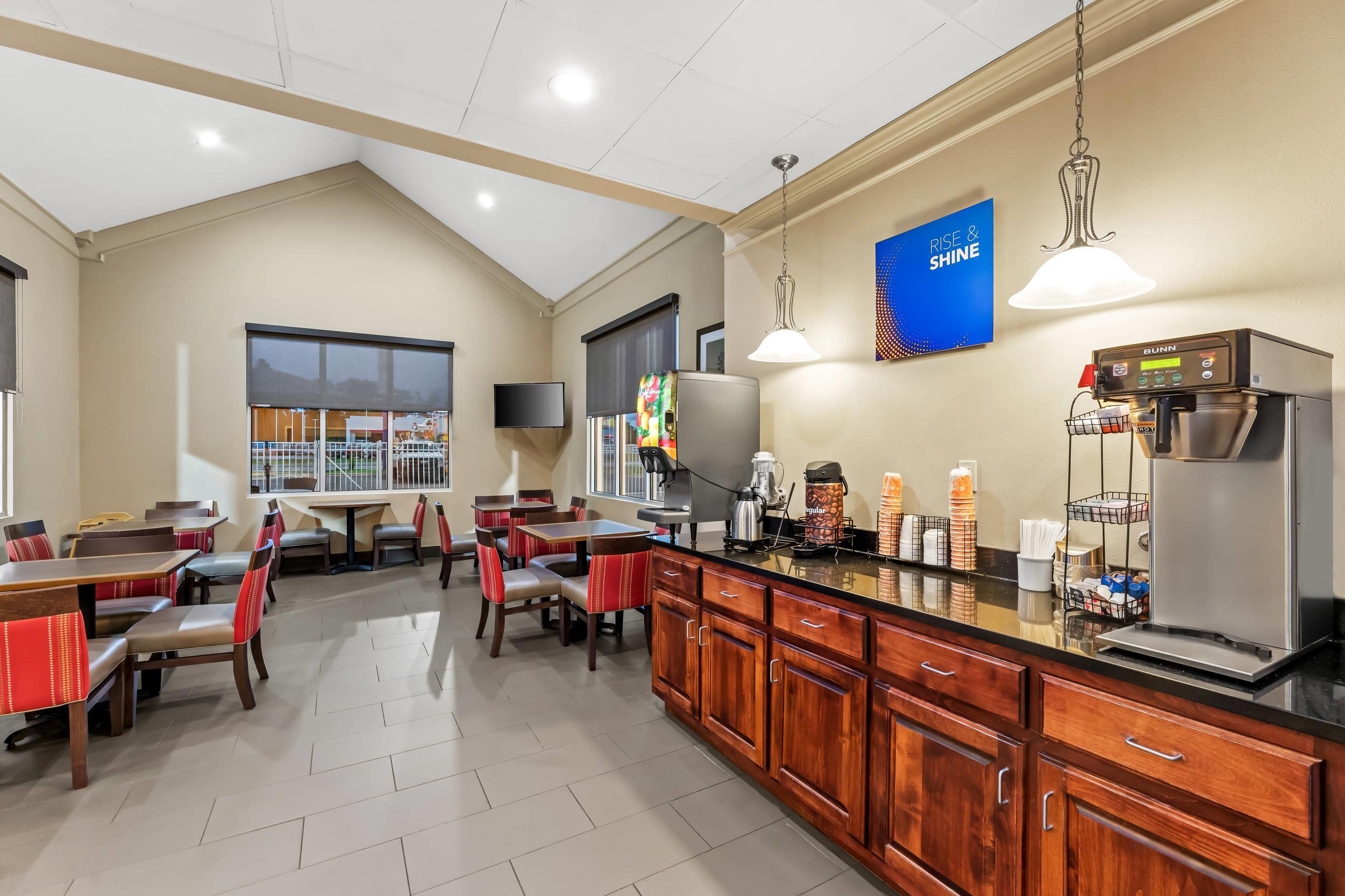 Breakfast area | Comfort Inn & Suites Tuscumbia - Muscle Shoals