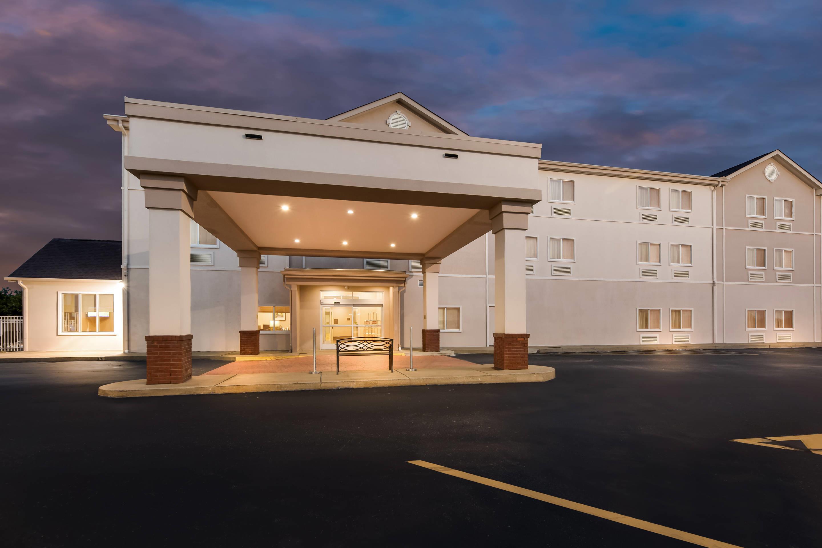 Hotel at night | Comfort Inn & Suites Tuscumbia - Muscle Shoals