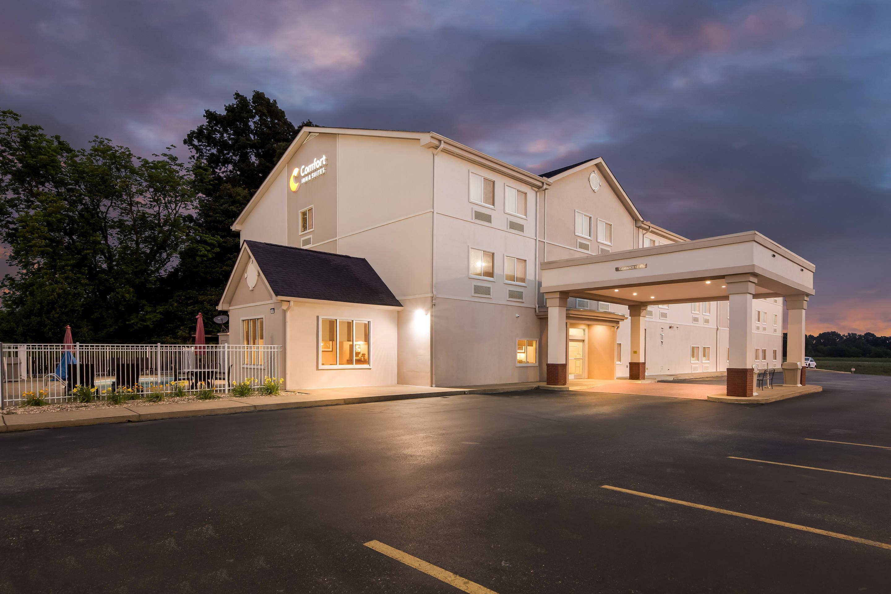 Hotel at night | Comfort Inn & Suites Tuscumbia - Muscle Shoals