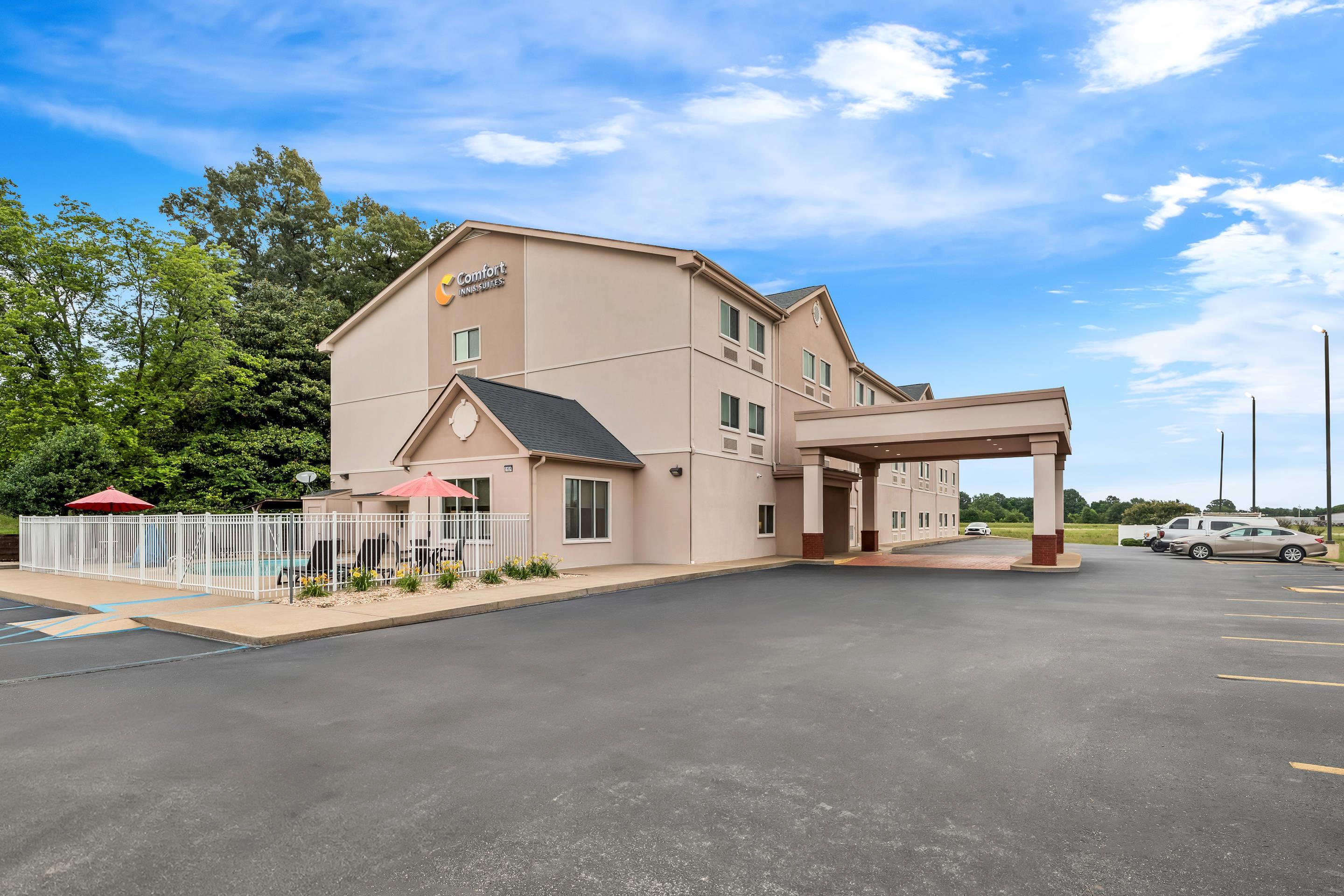 Hotel exterior | Comfort Inn & Suites Tuscumbia - Muscle Shoals