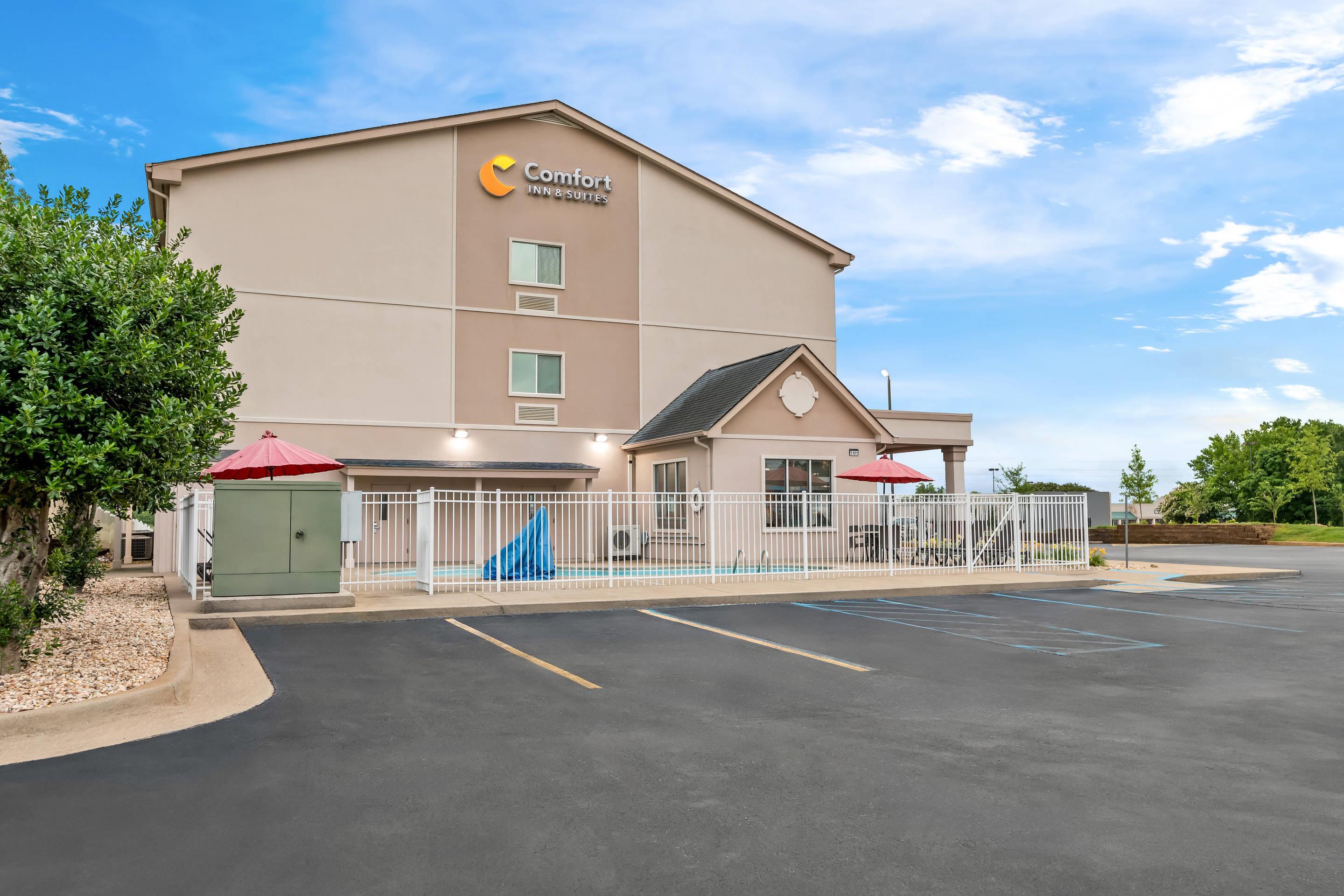 Hotel exterior | Comfort Inn & Suites Tuscumbia - Muscle Shoals