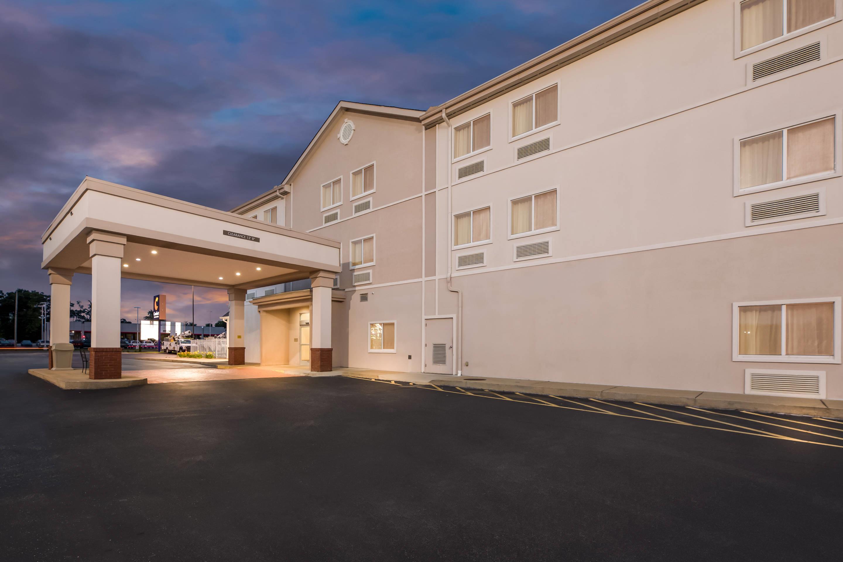 Hotel at night | Comfort Inn & Suites Tuscumbia - Muscle Shoals