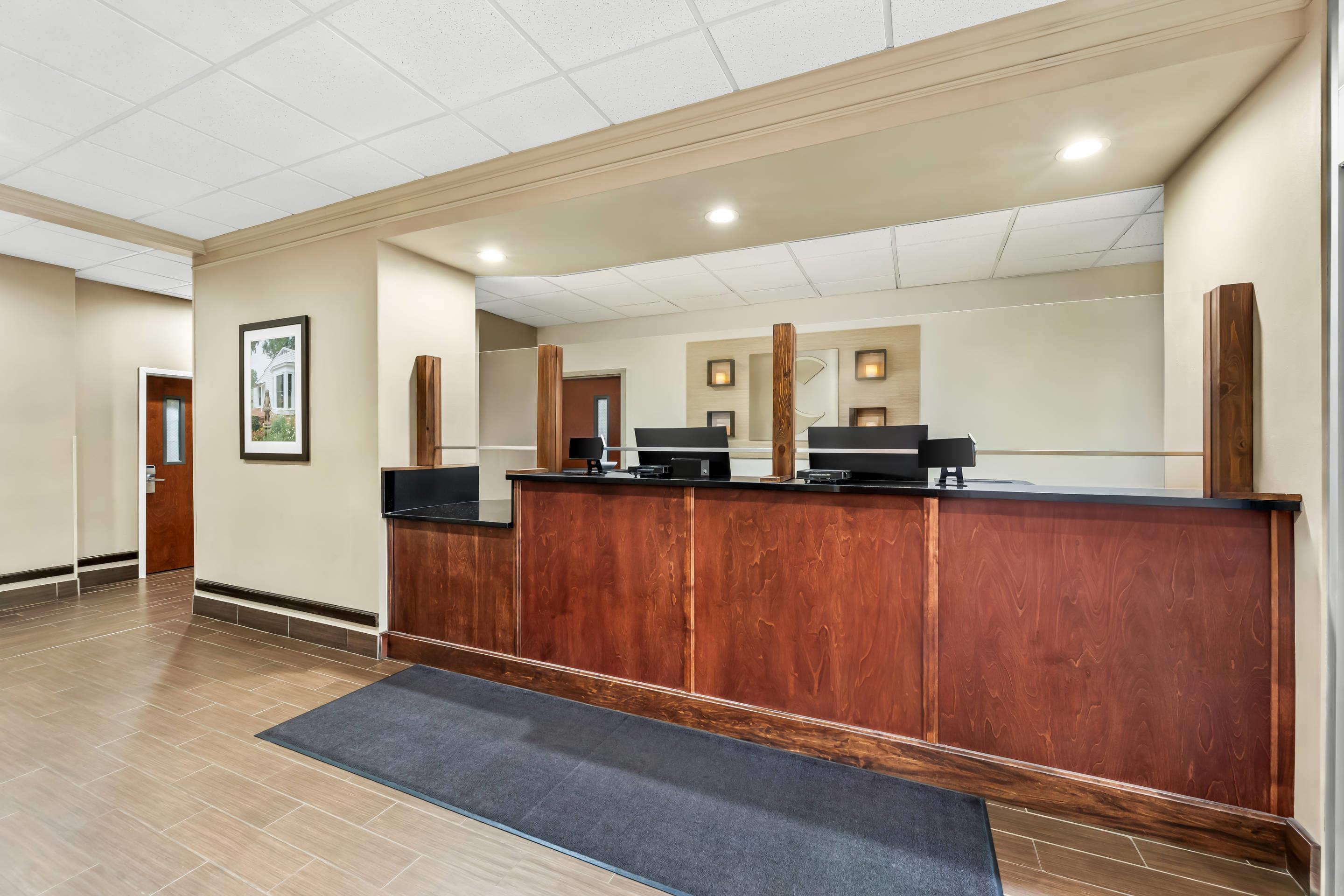 Front desk | Comfort Inn & Suites Tuscumbia - Muscle Shoals